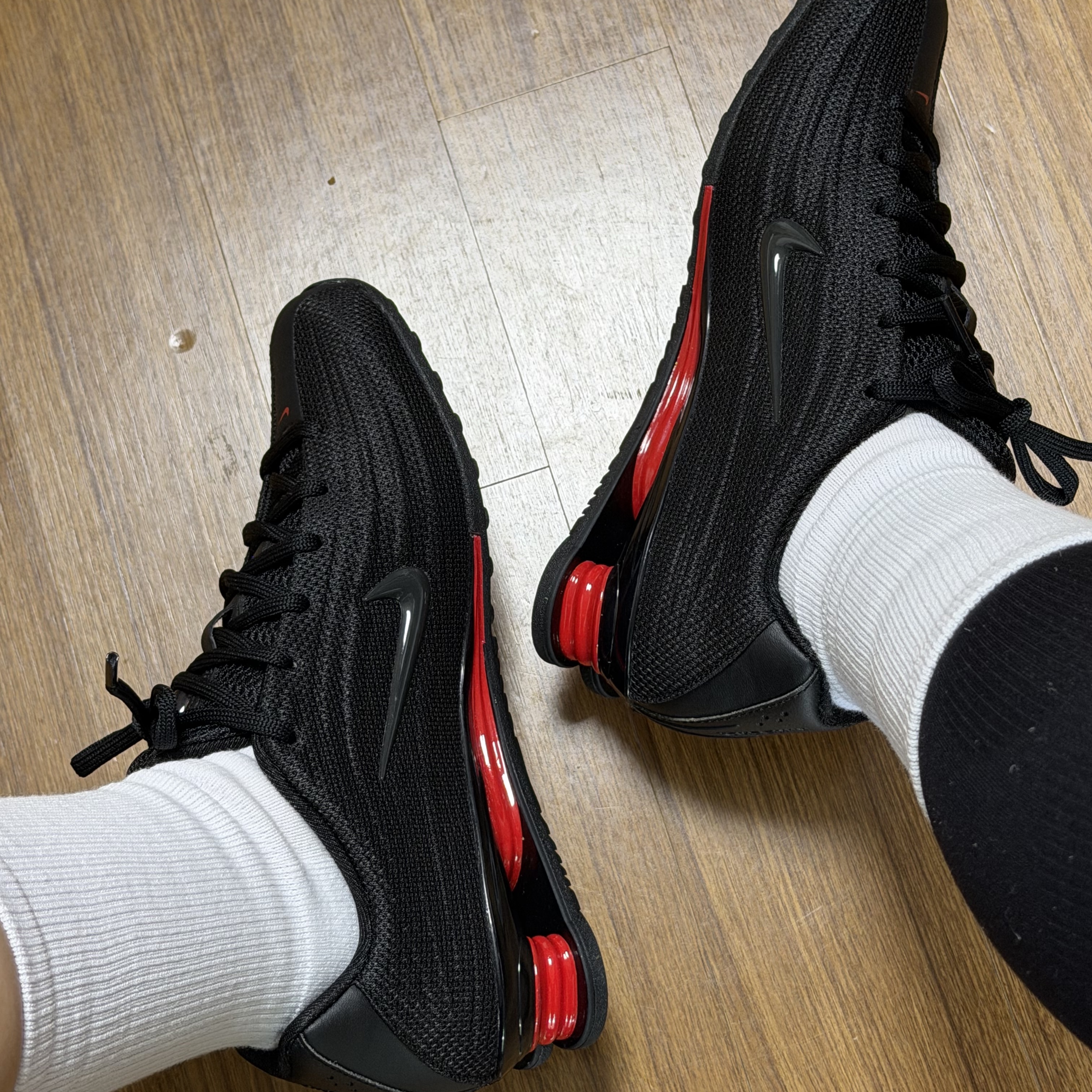 (W) Nike Shox Z Black University Red 착용 스타일 - 1