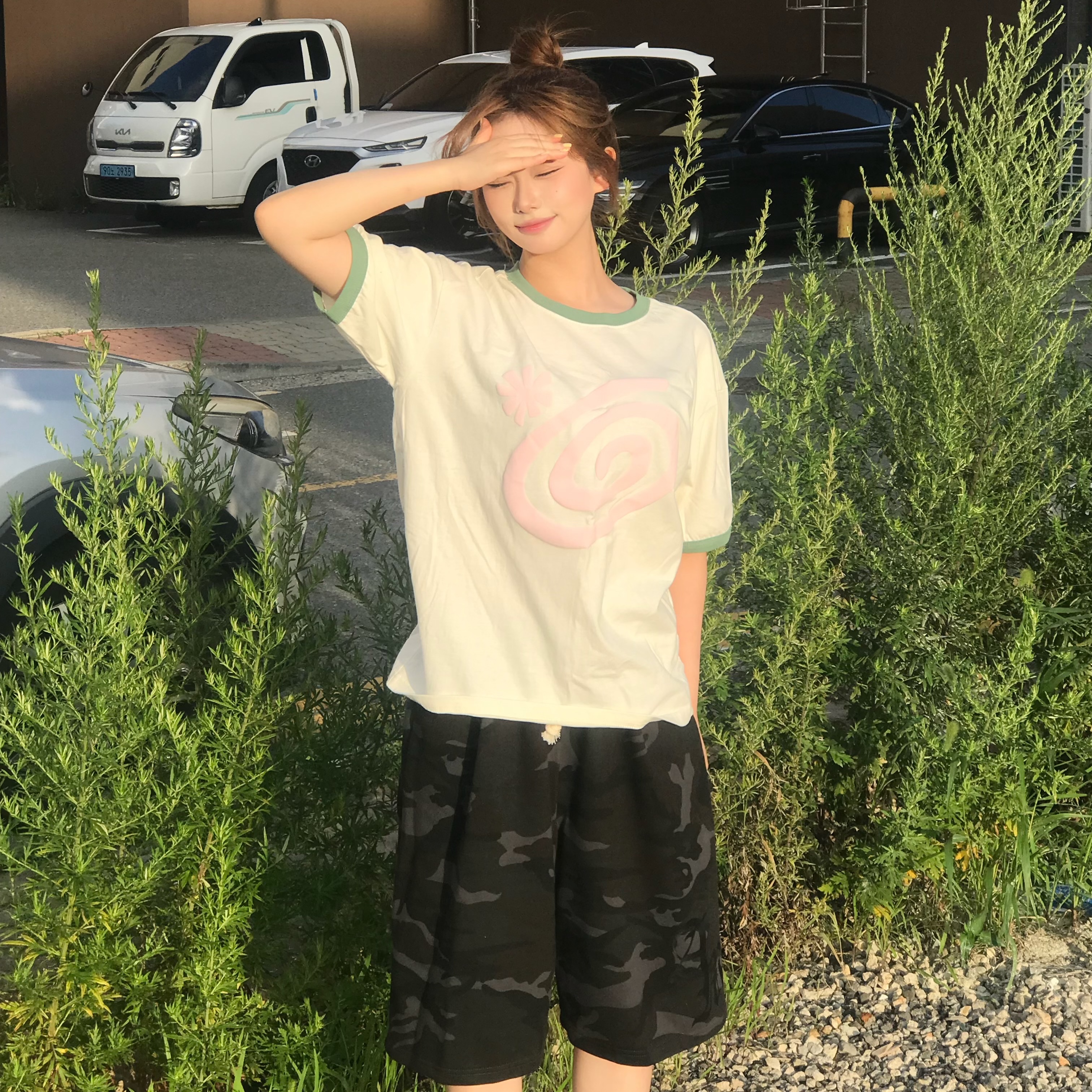AMOU Molly Ringer T-Shirts Ivory, AMOU Molly Ringer T-Shirts Brown 착용 스타일 - 1