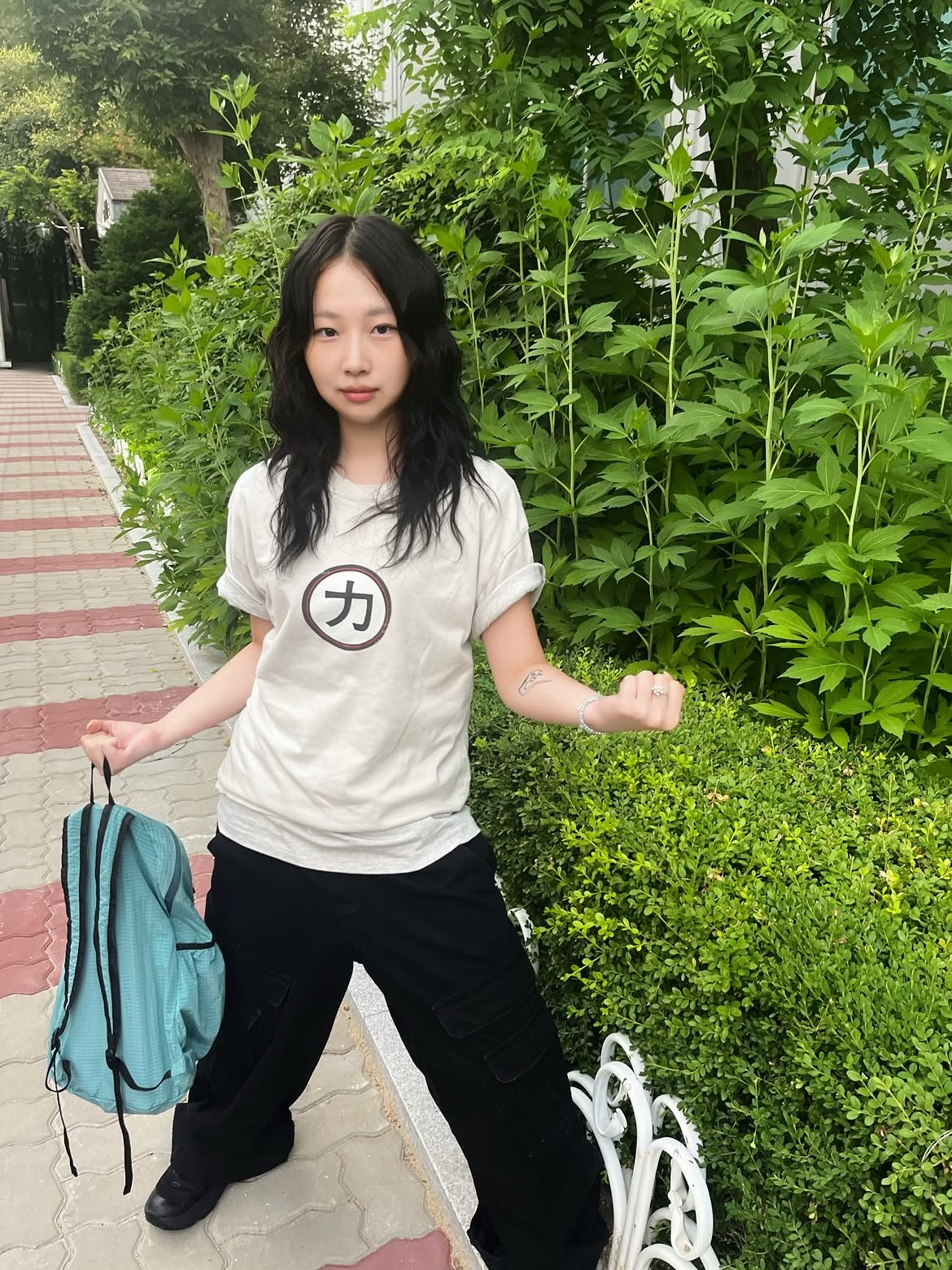 MAINBOOTH X KISS Chikara T-shirt Light Beige 착용 스타일 - 1