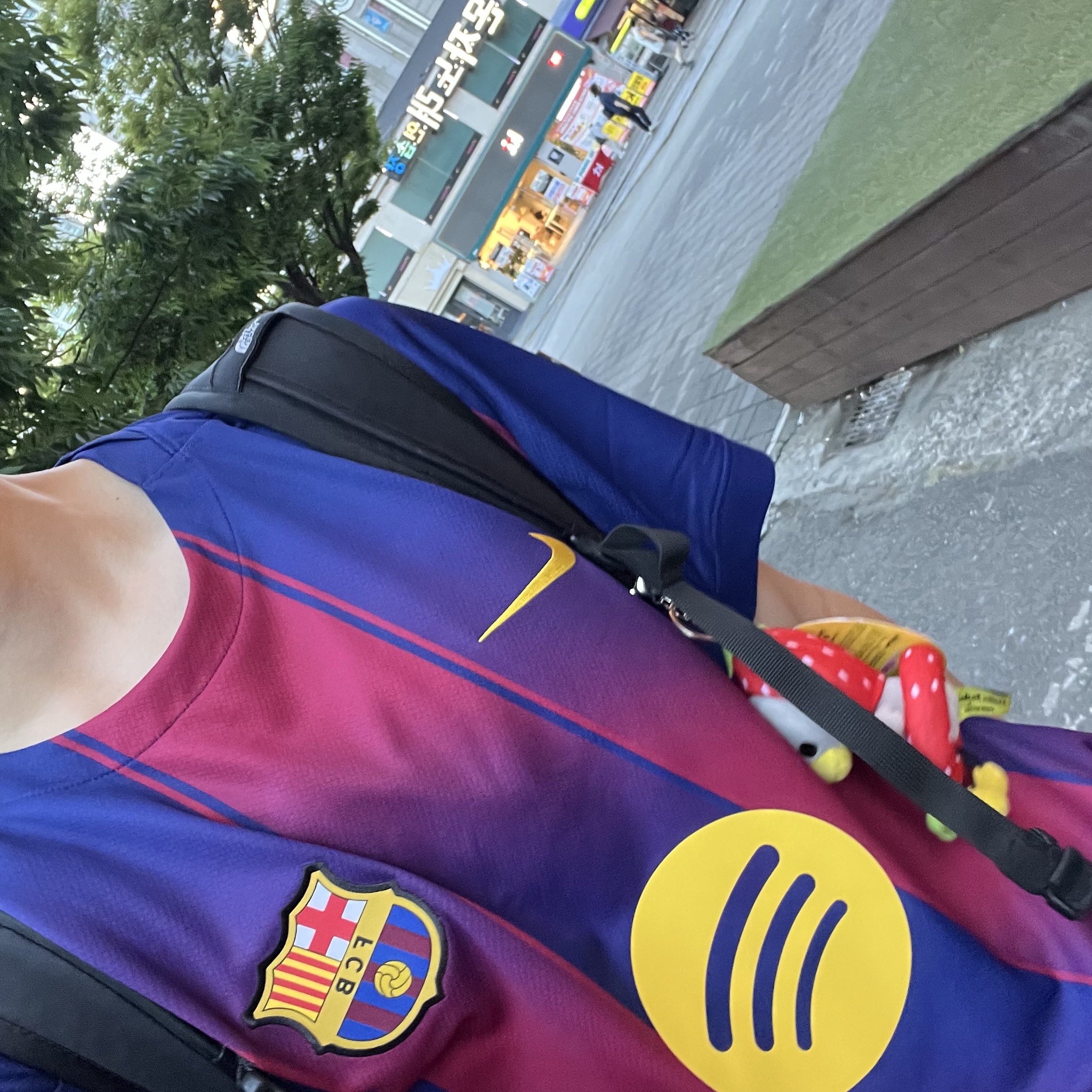 Nike FC Barcelona 2025/26 Stadium Home Dri-Fit Football Replica Jersey Deep Royal Blue Noble Red (Non Marking Ver.) 착용 스타일