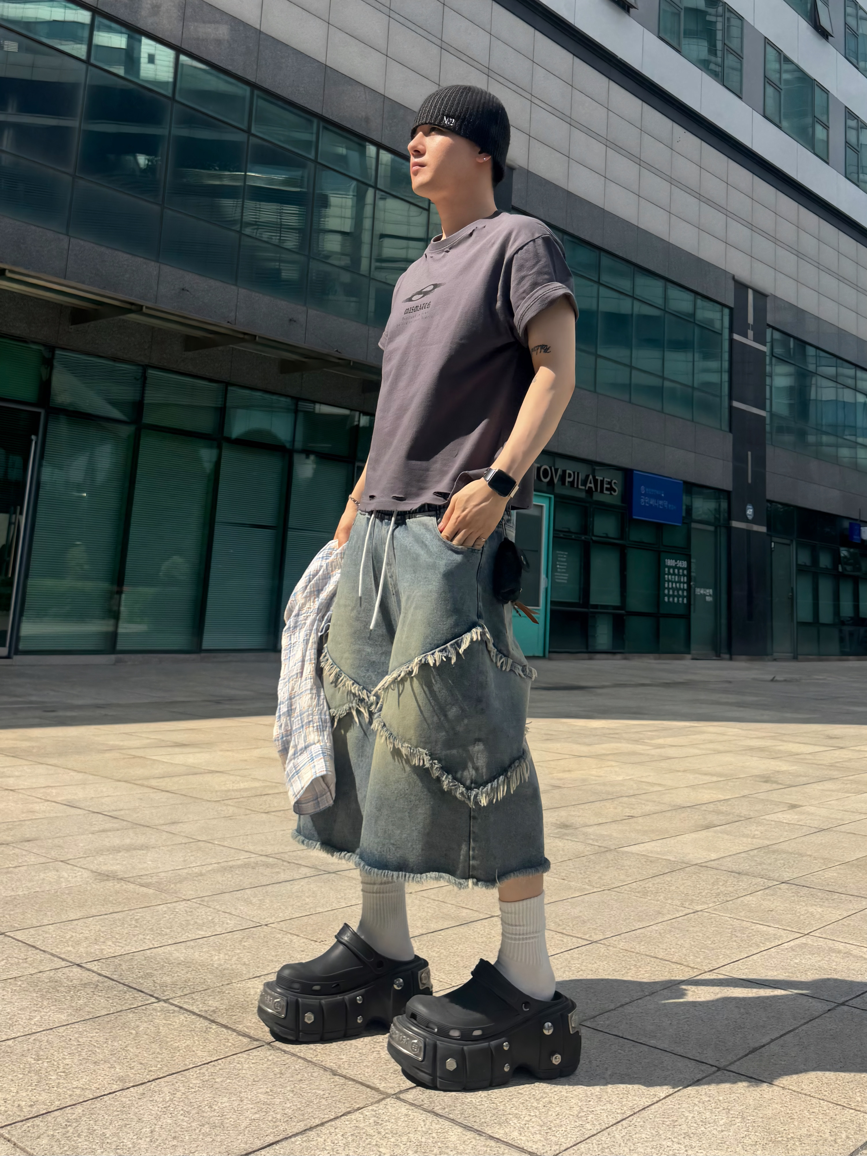 Balenciaga x Crocs Hardcrocs Slide Black, MJD Oversized Drippy Shirt Blue 착용 스타일 - 5