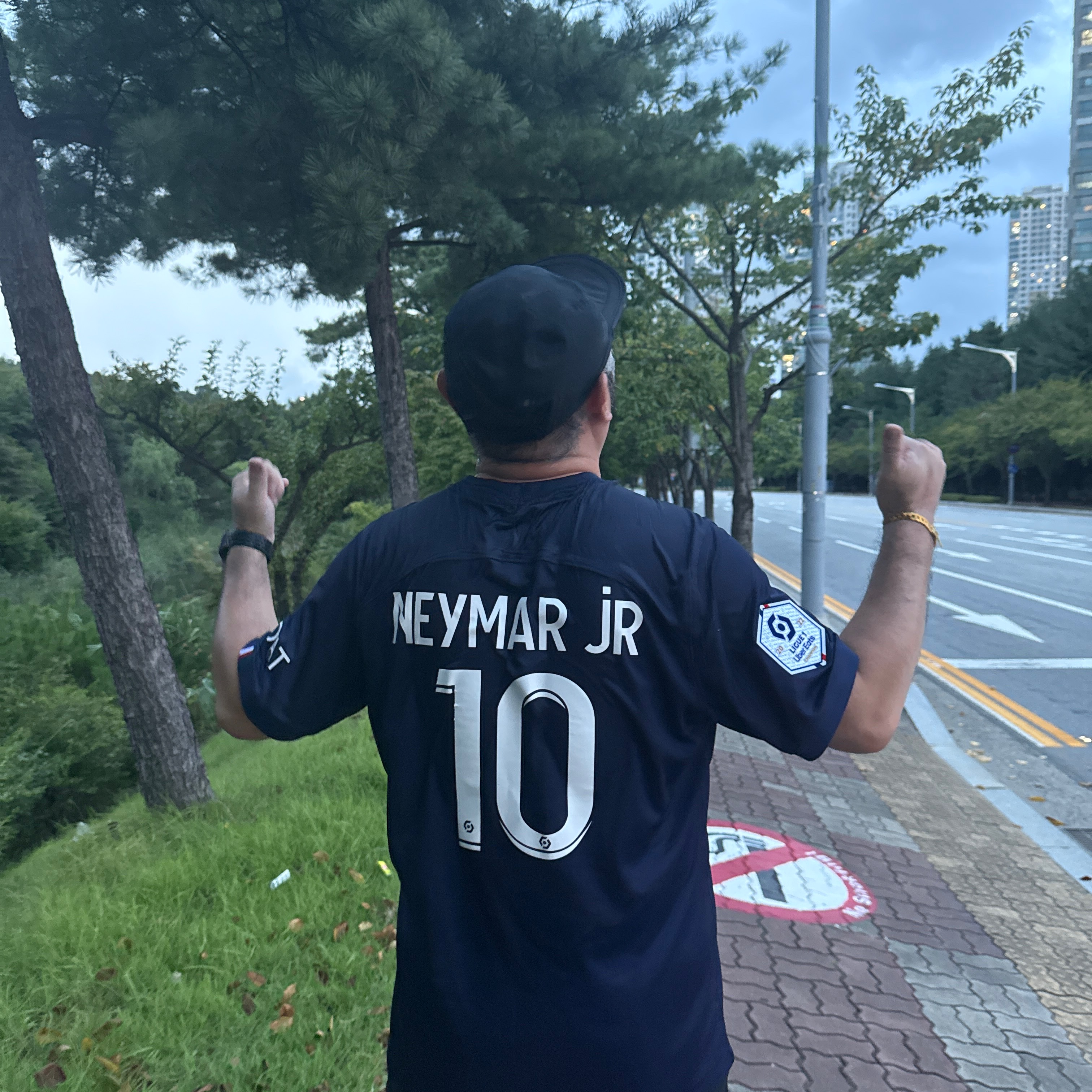Nike England 2022/23 Dri-Fit Stadium Home Jersey White Blue Fury (Non Marking Ver.), Adidas Real Madrid 2023/24 Home Jersey White - US Sizing (Non Marking Ver.) 착용 스타일 - 3