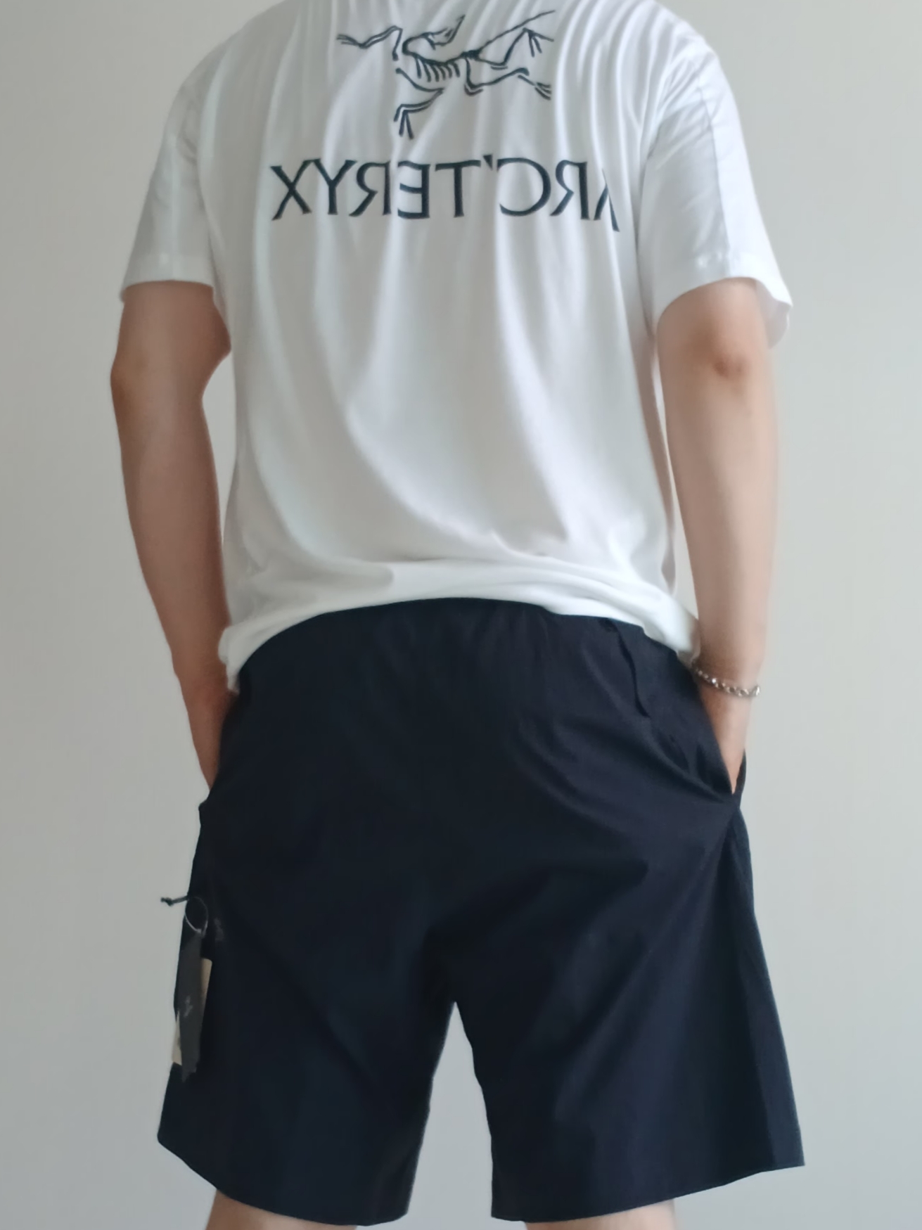 Arc'teryx Konseal Shorts 9 Inch Black, Arc'teryx Kragg SL Cotton Bird Word SS T-Shirt White Light Black 착용 스타일 - 5
