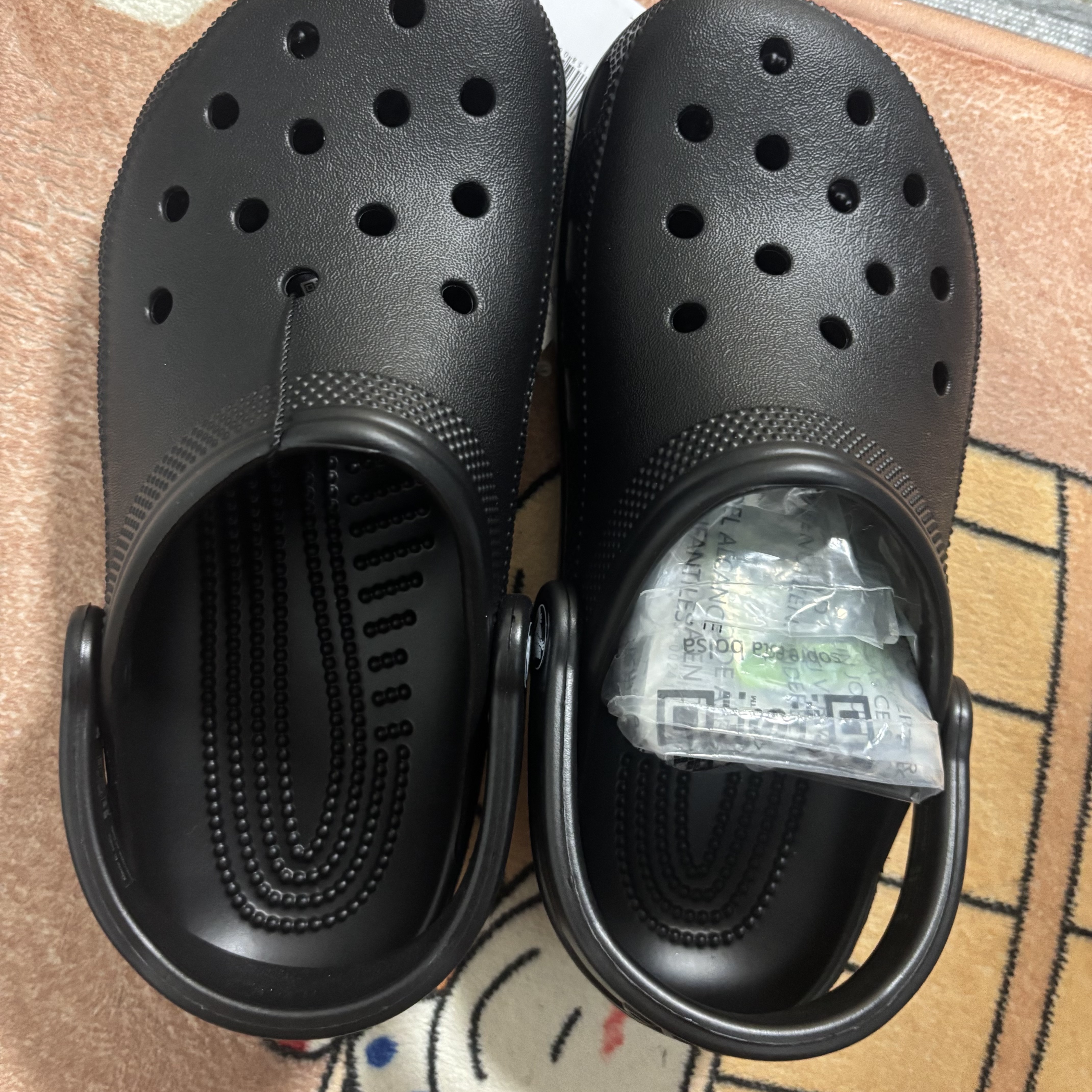 Crocs Classic Clog Black 착용 스타일 - 1
