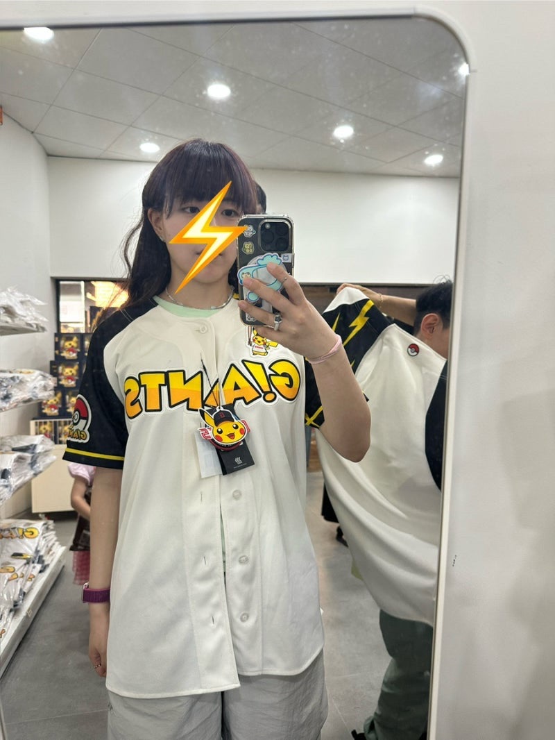 Pokemon x Lotte Giants Pikachu Uniform White Black (No Marking Ver.), Pokemon x Lotte Giants Pikachu Jjakjjaki Yellow Black 착용 스타일 - 1