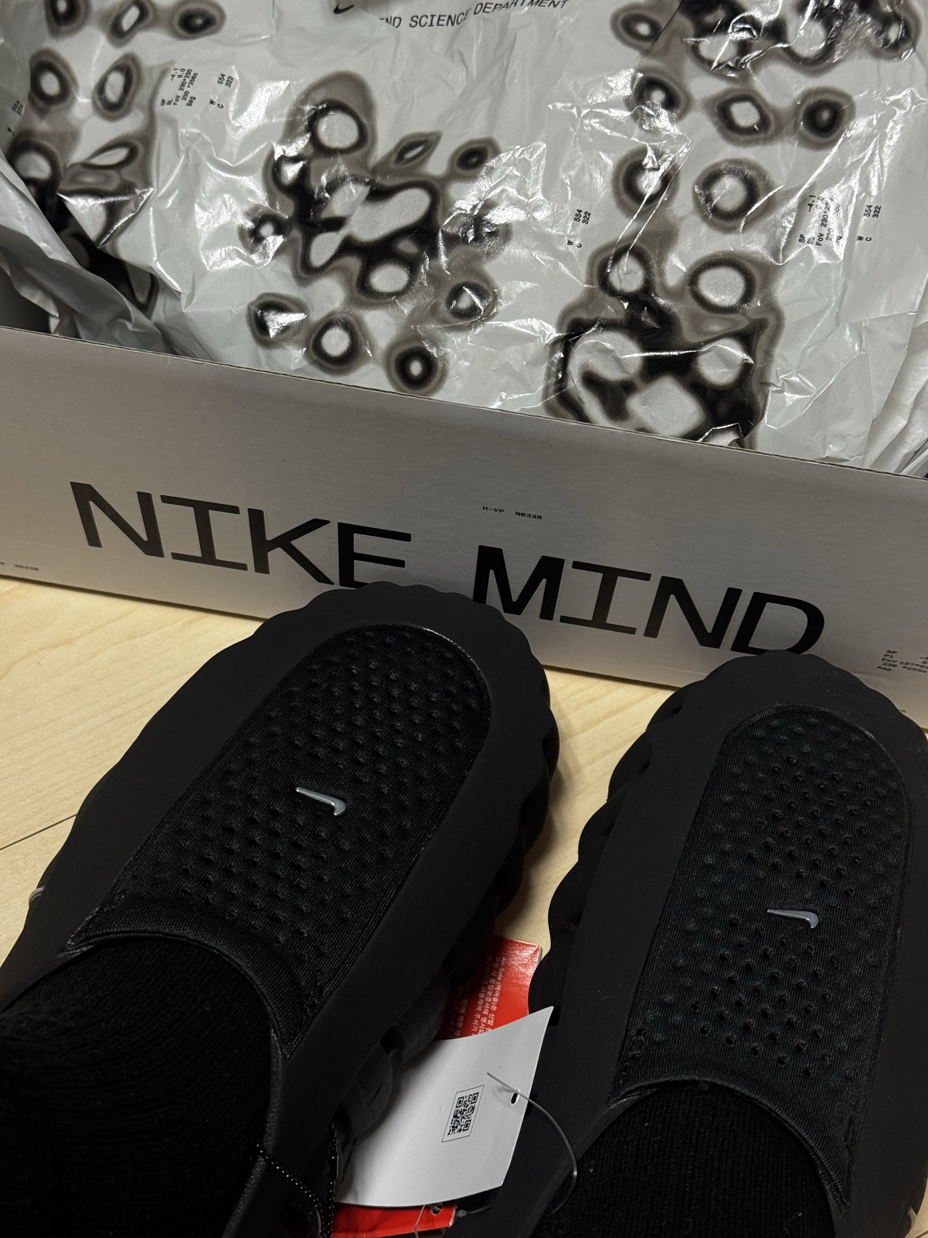 (W) Nike Mind 001 Black Hyper Crimson, Nike Mind 001 Black Chrome 착용 스타일 - 1