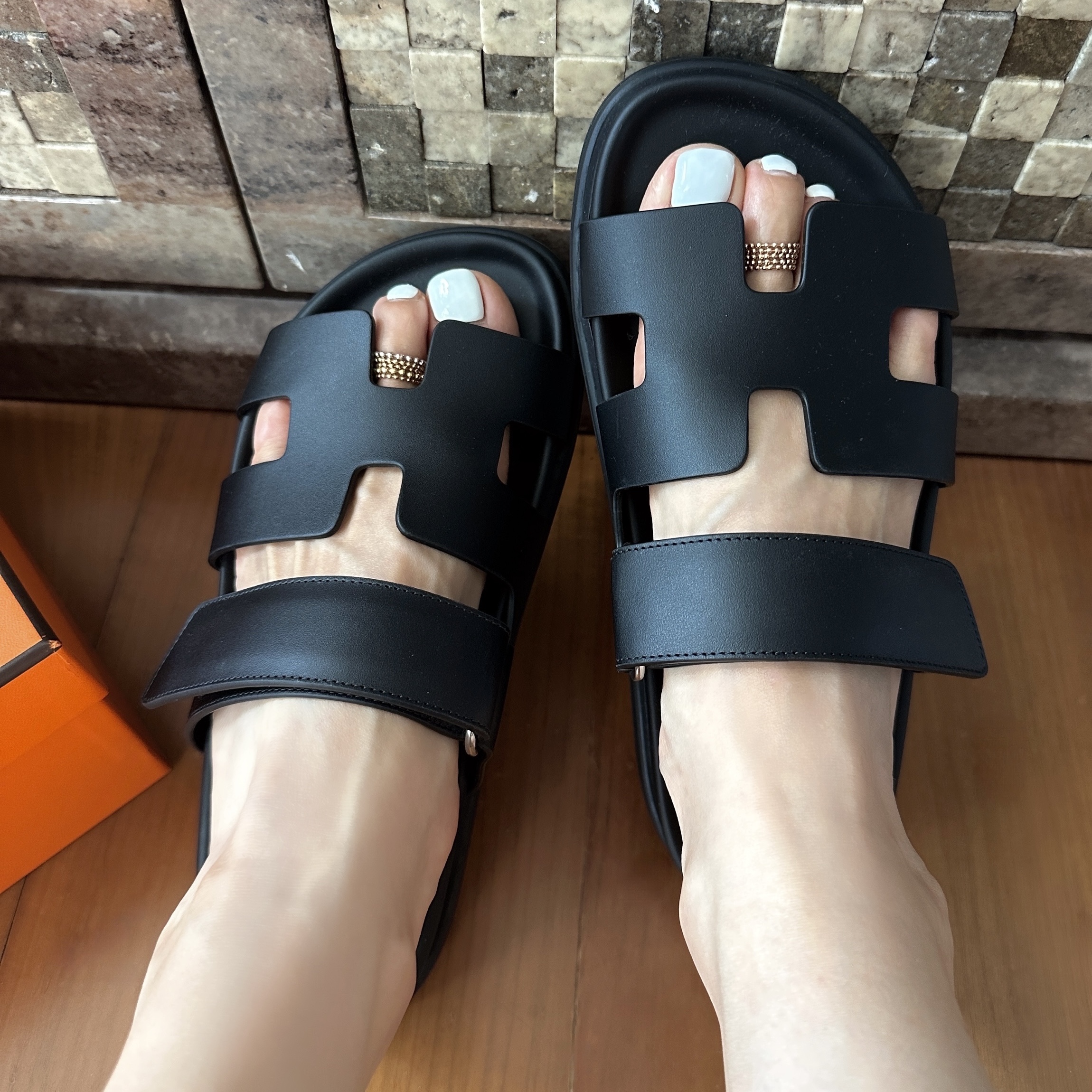 (W) Hermes Chypre Sandal Calfskin & Noir 착용 스타일 - 3