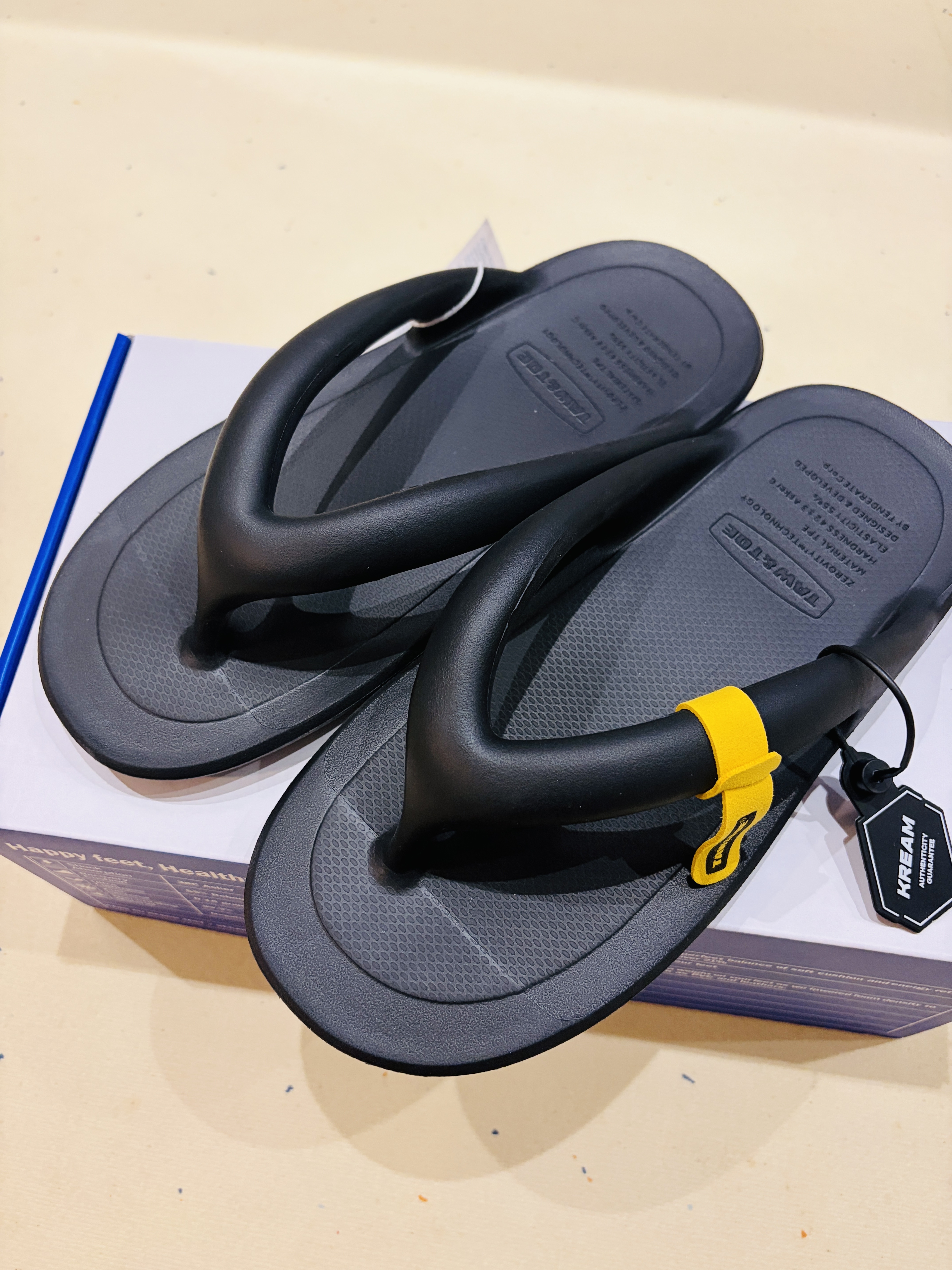 Taw&Toe Flip Flop Zerovity Flat Black 착용 스타일 - 2