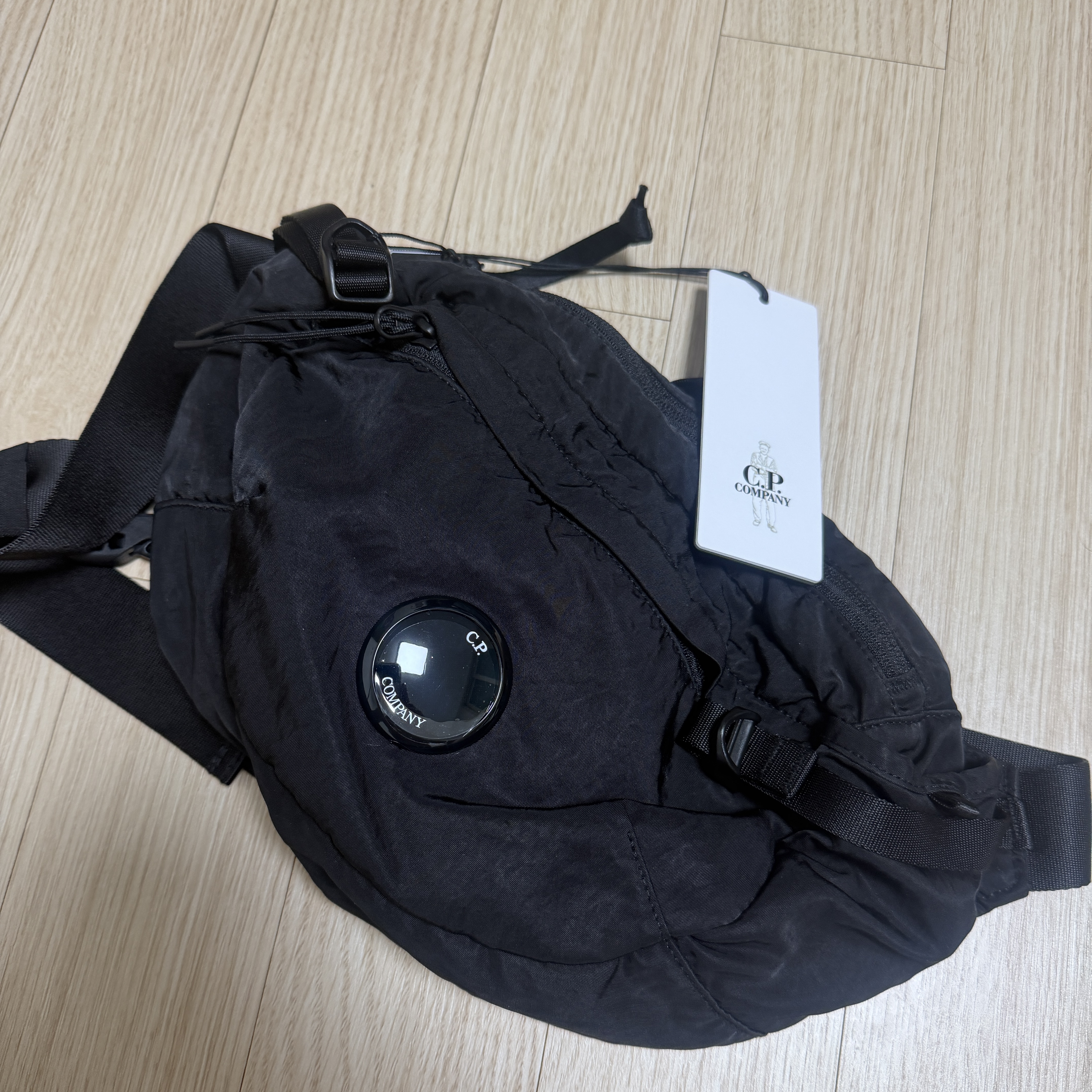 C.P. Company Nylon B Lens Crossbody Pack Black - 25FW 착용 스타일