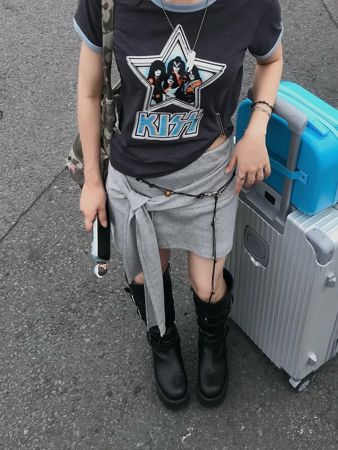 MAINBOOTH X KISS Woman Star T-shirt Charcoal 착용 스타일 - 2