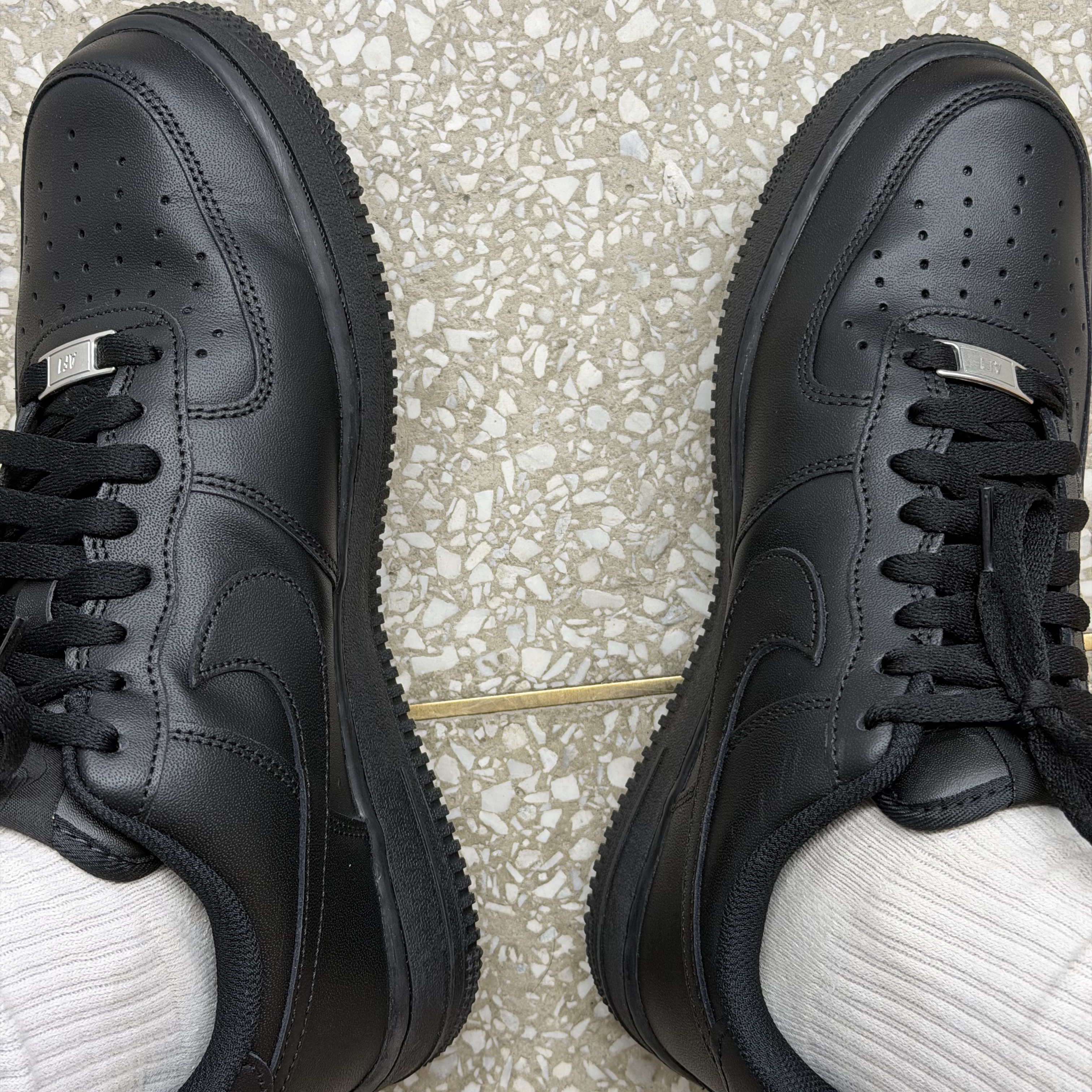 Nike Air Force 1 '07 Low Triple Black 착용 스타일