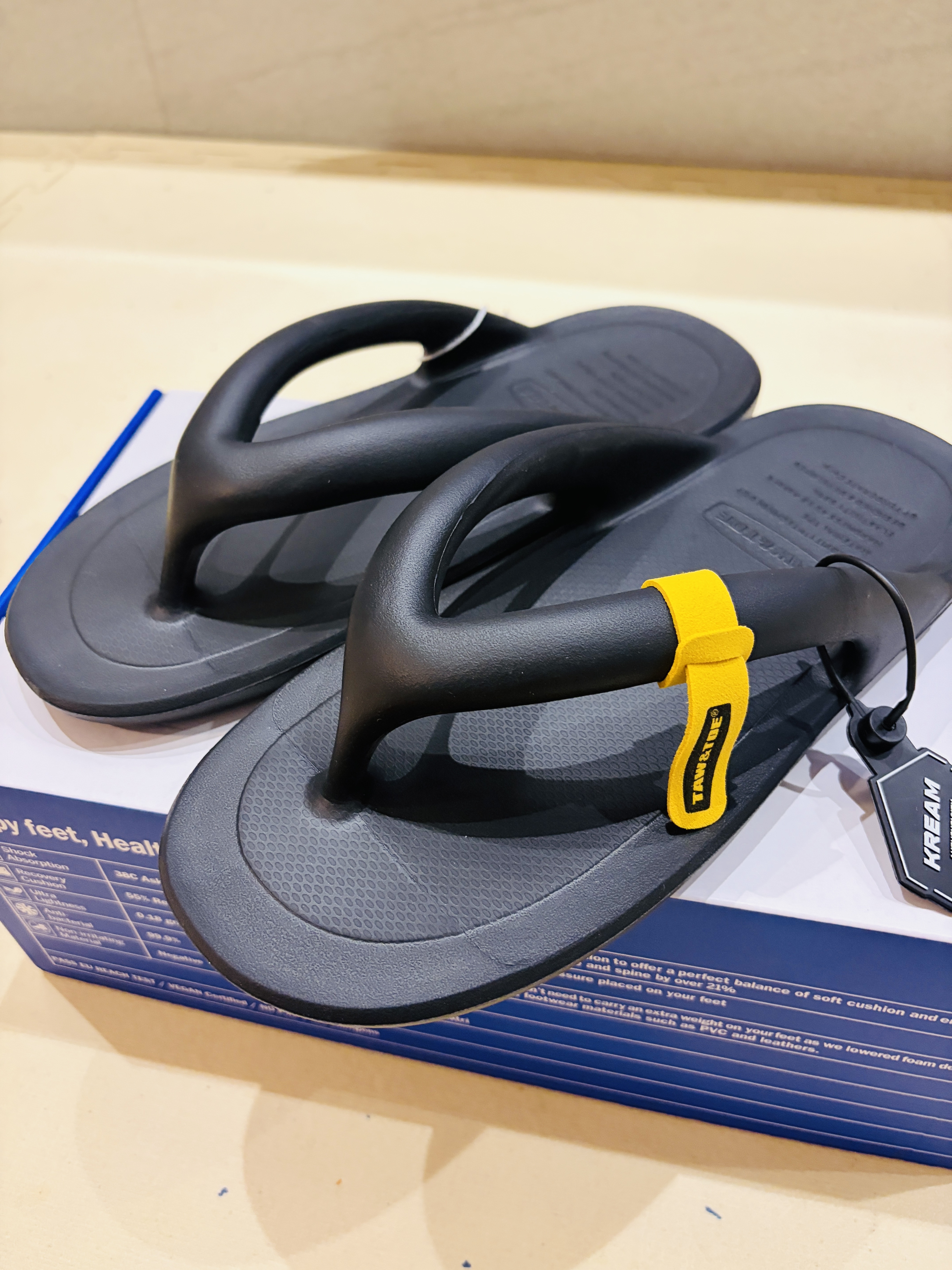 Taw&Toe Flip Flop Zerovity Flat Black 착용 스타일 - 1