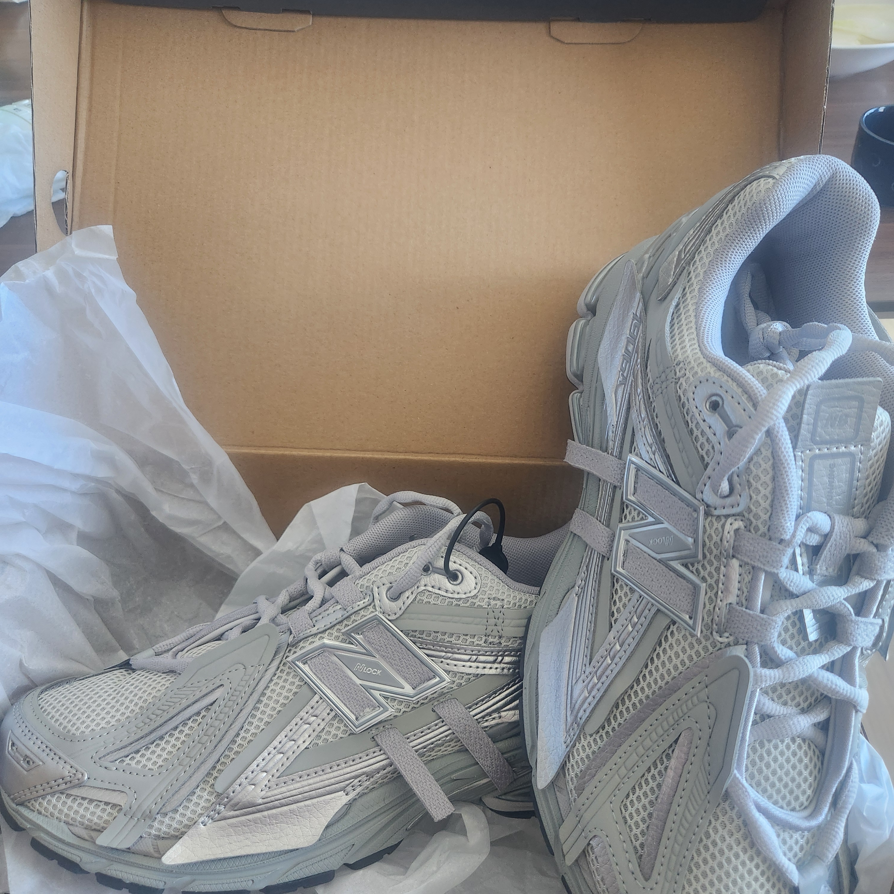 New Balance 1906A Concrete Silver Metallic 착용 스타일 - 4