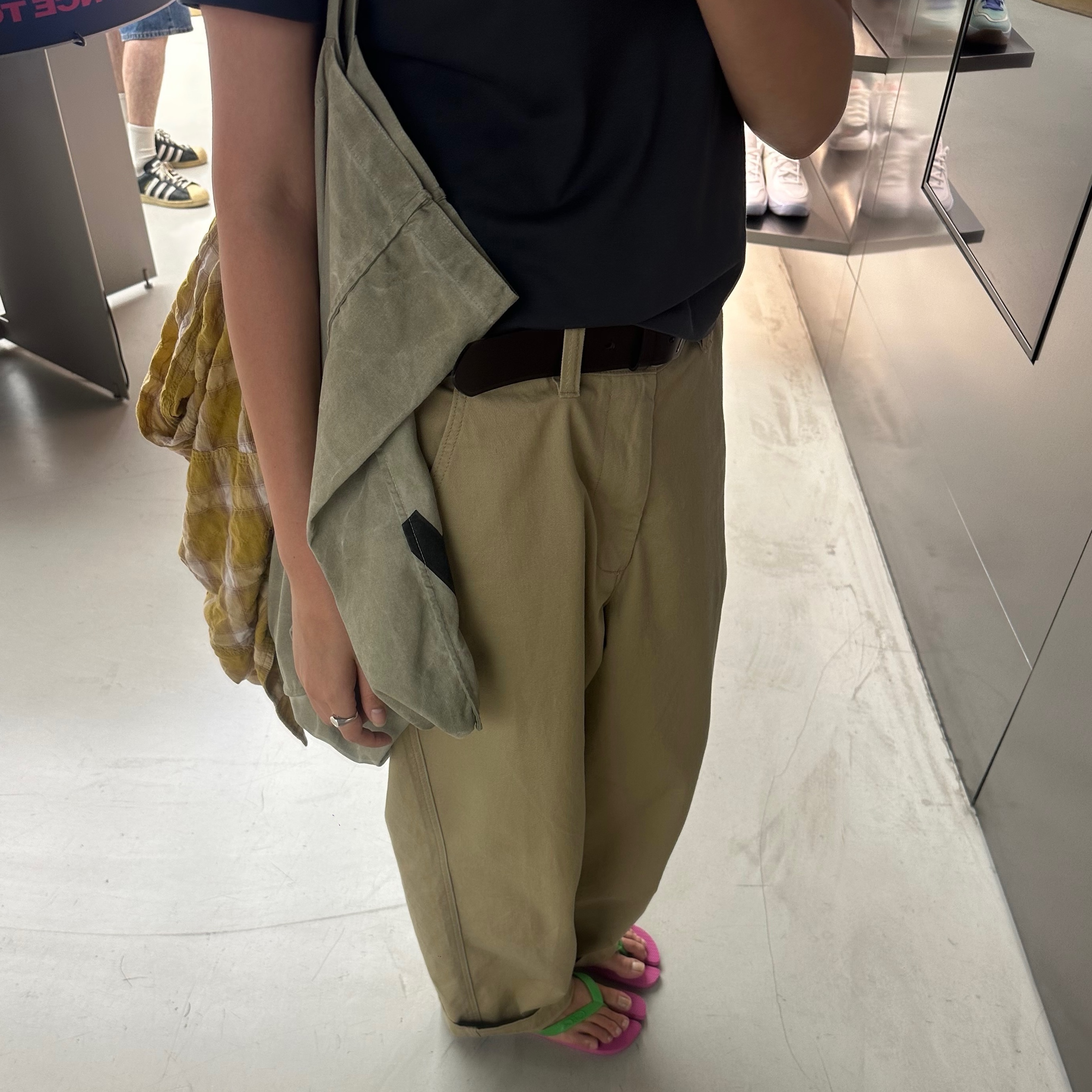 Millo Archive Poid Chino Pants Beige, Millo Archive Poid Chino Pants Black 착용 스타일 - 3