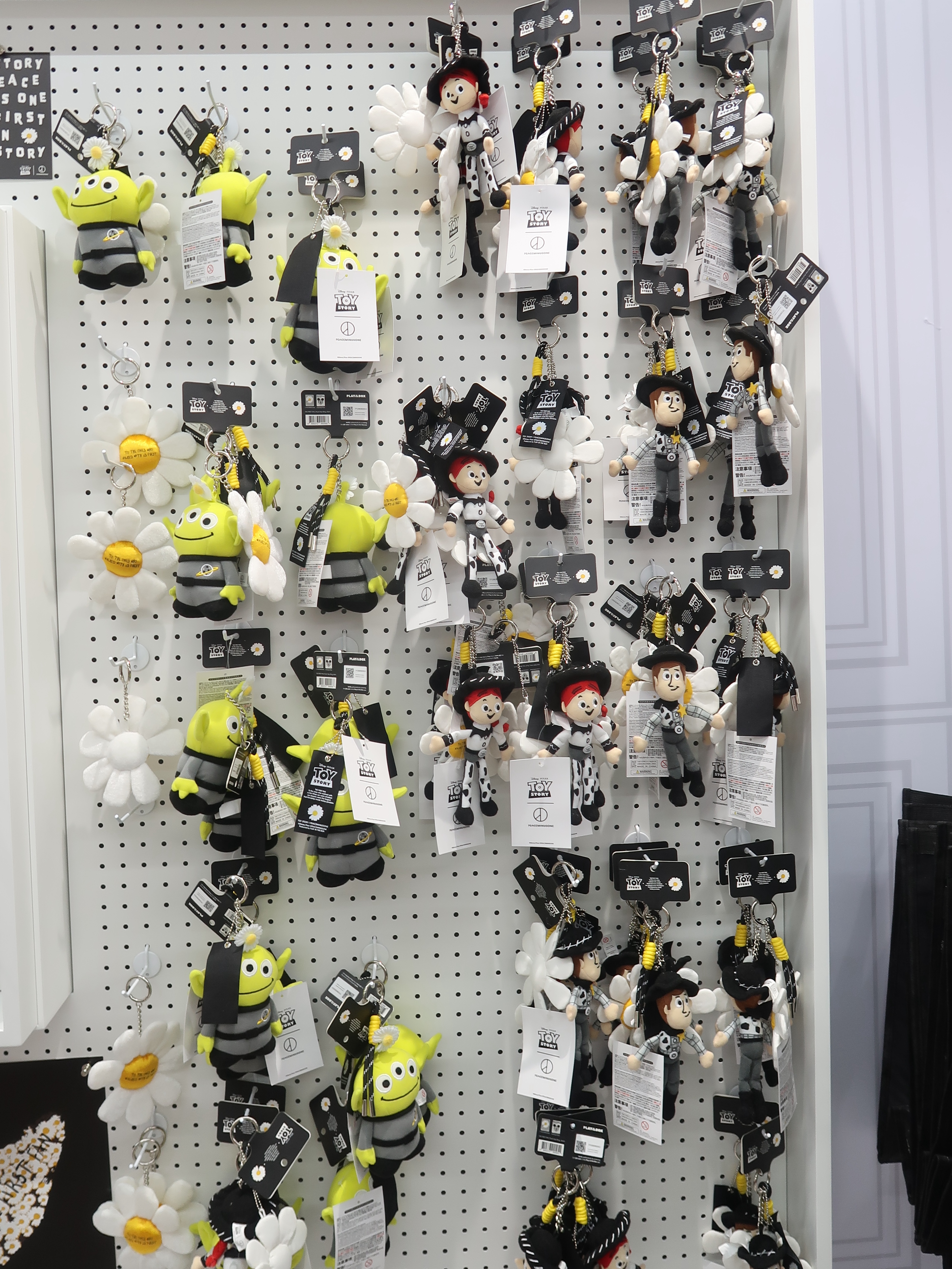 Peaceminusone x Toy Story The First Fan Stainless Steel Tumbler, Peaceminusone x Toy Story The First Fan Plush Keyring Sealed Case (1 Blind Box) 착용 스타일 - 6