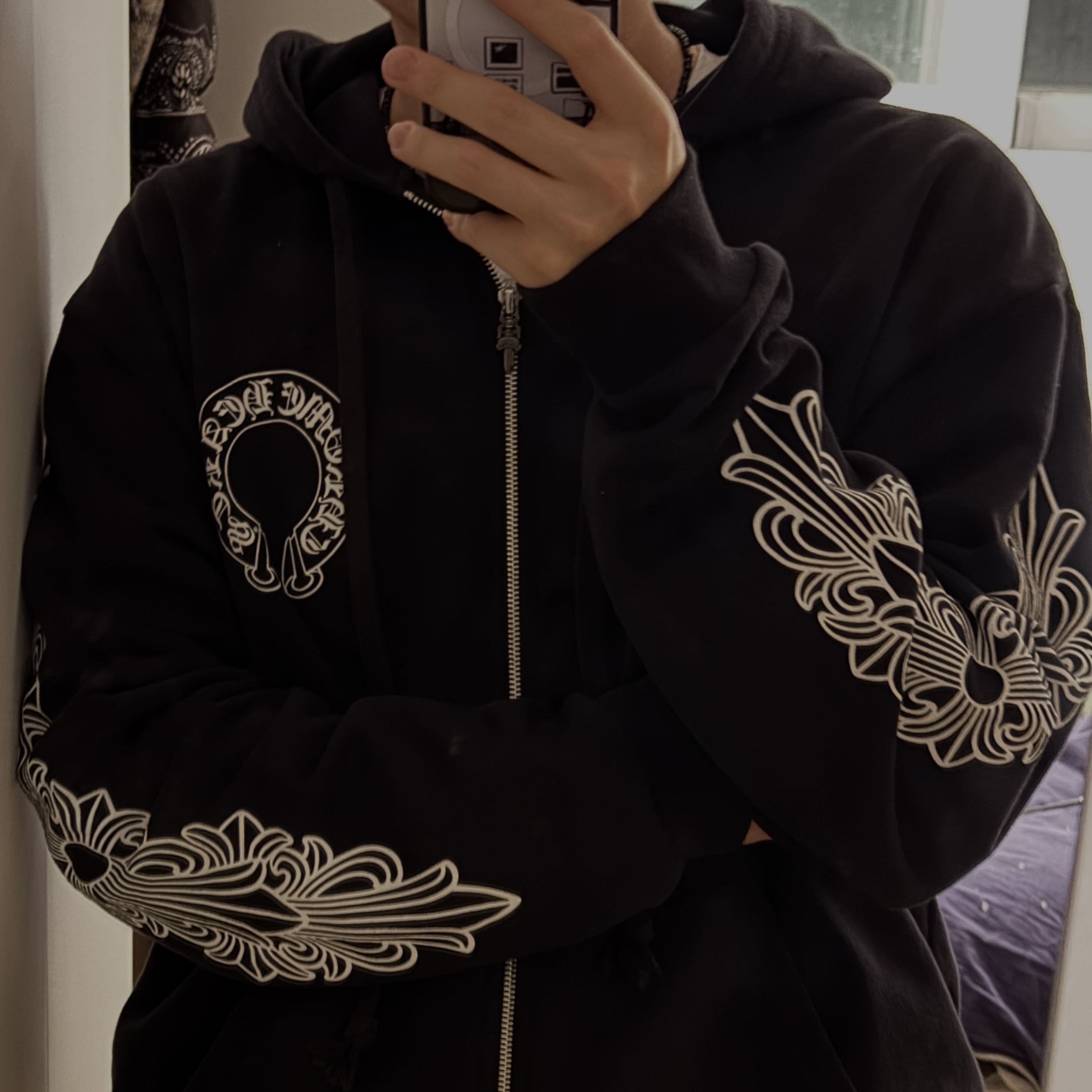Chrome Hearts Horseshoe Floral Fuck You Logo Fleece Zip-Up Hoodie Black 착용 스타일 - 2