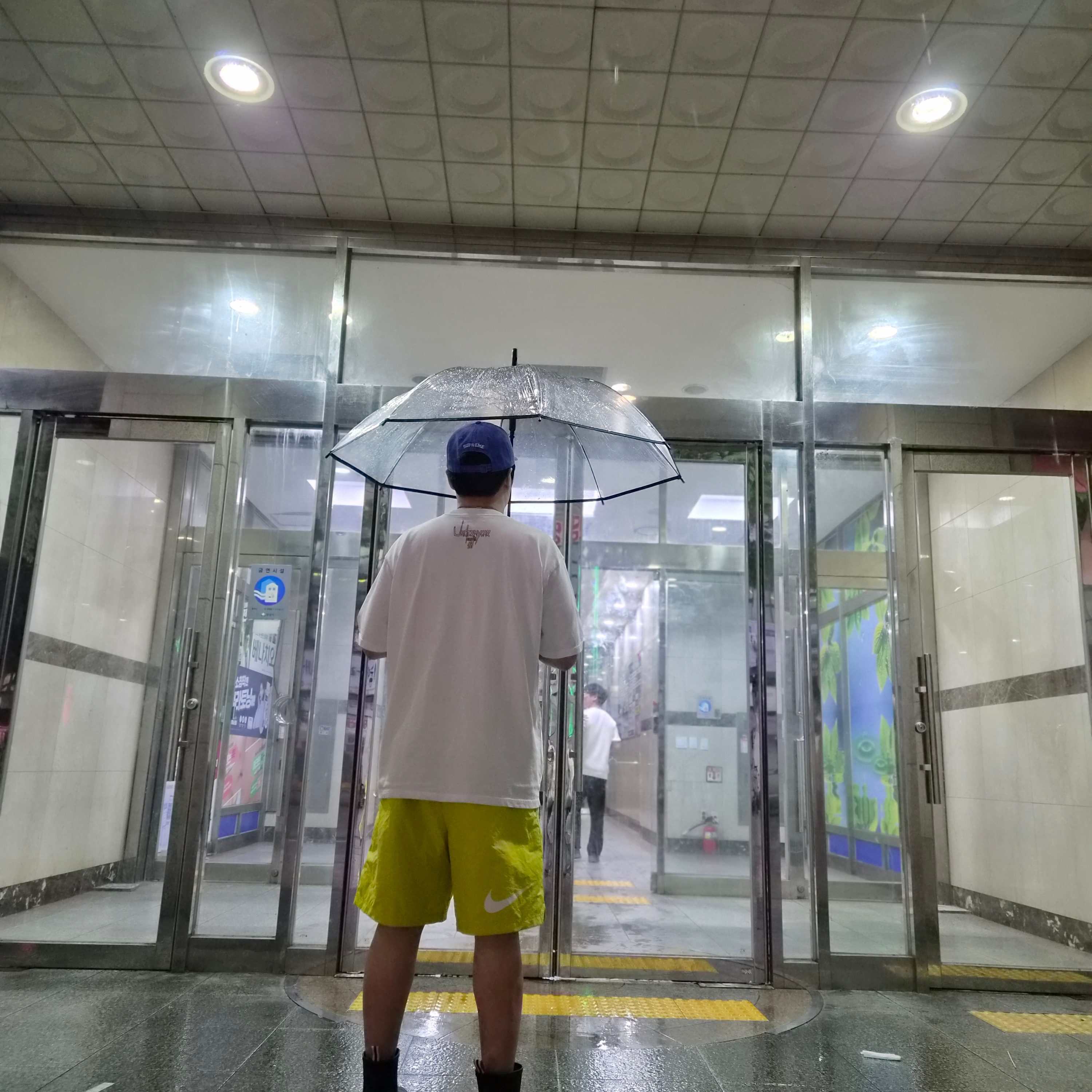 Nike x Stussy Shorts High Voltage (FJ9167-344), (W) Hunter Play Short Rain Boots Black 착용 스타일