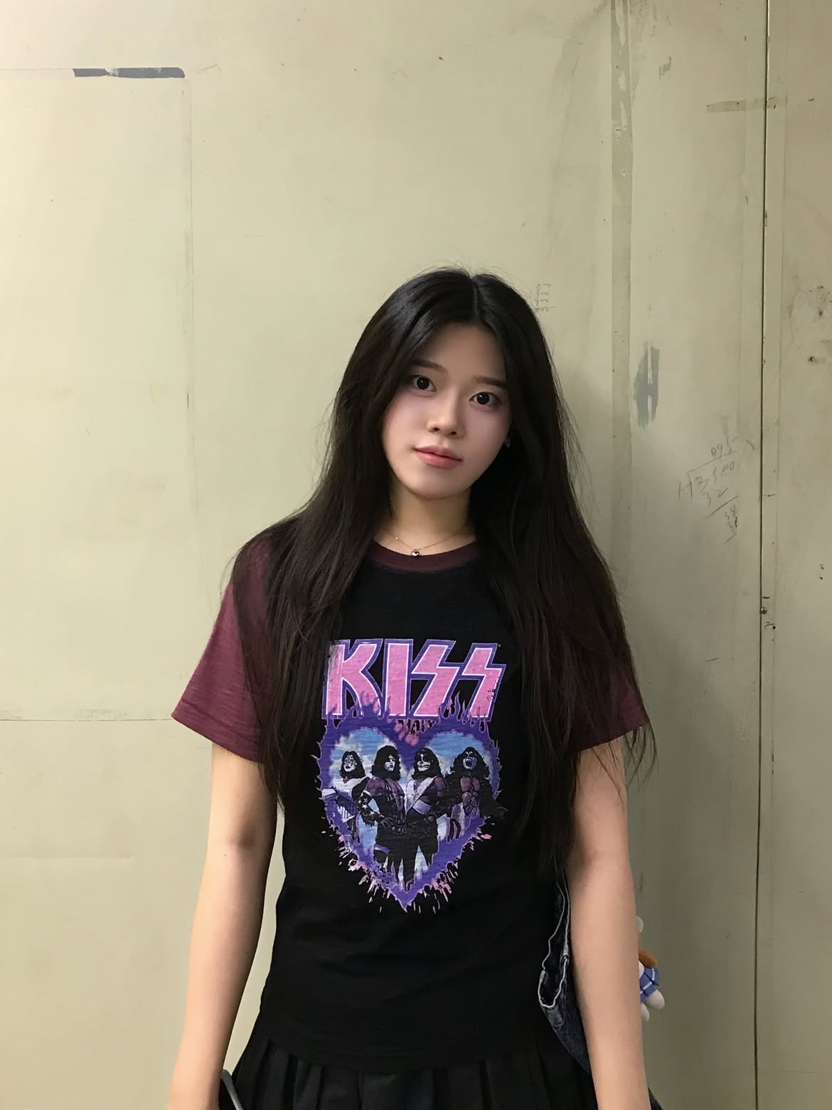 MAINBOOTH X KISS Woman Heart T-shirt Dust Pink 착용 스타일 - 1