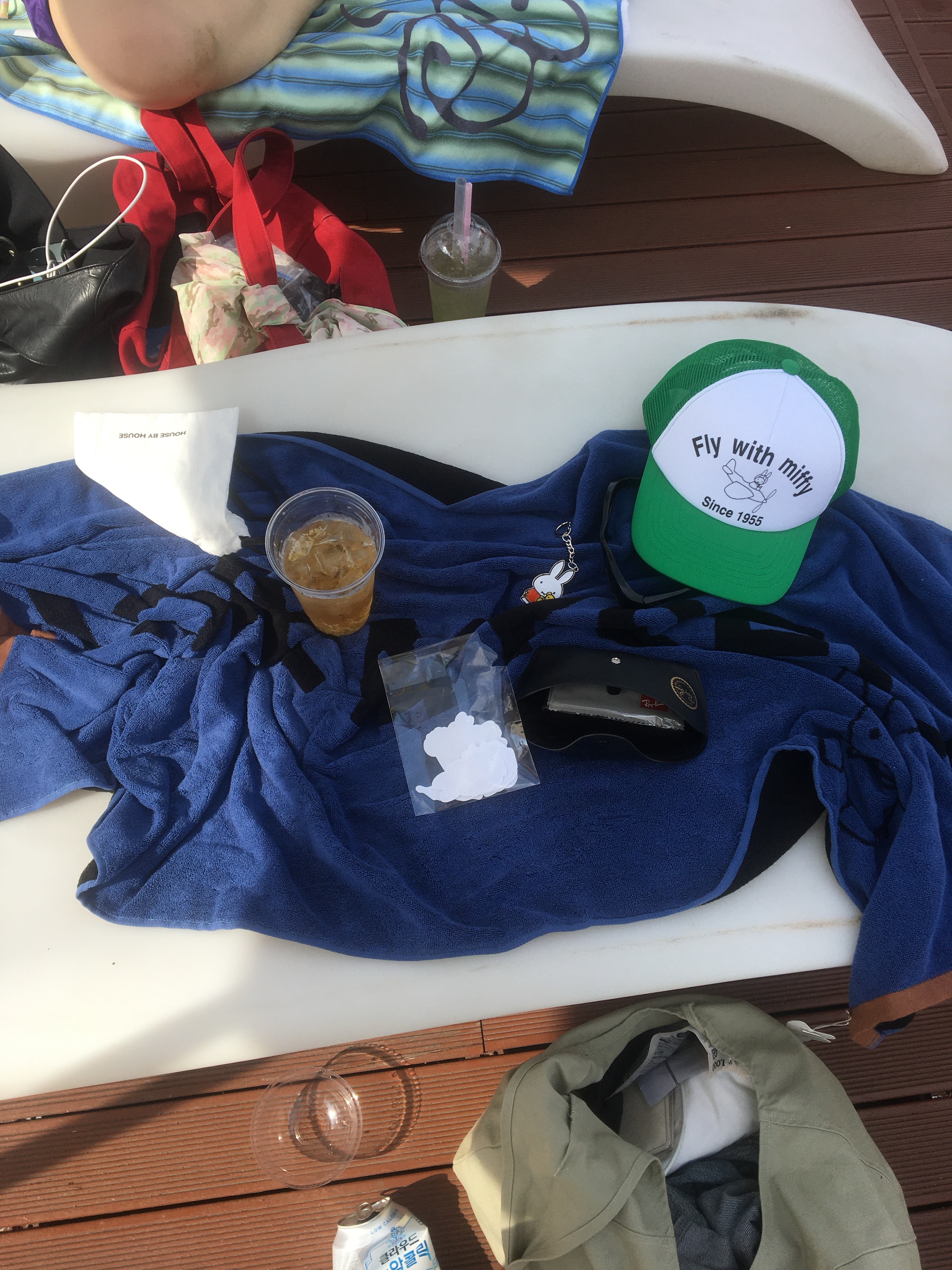 MILLO WOMEN x miffy Airborne Miffy Trucker Cap Green, MILLO WOMEN x miffy Love Myself Beach Towel Blue 착용 스타일 - 4