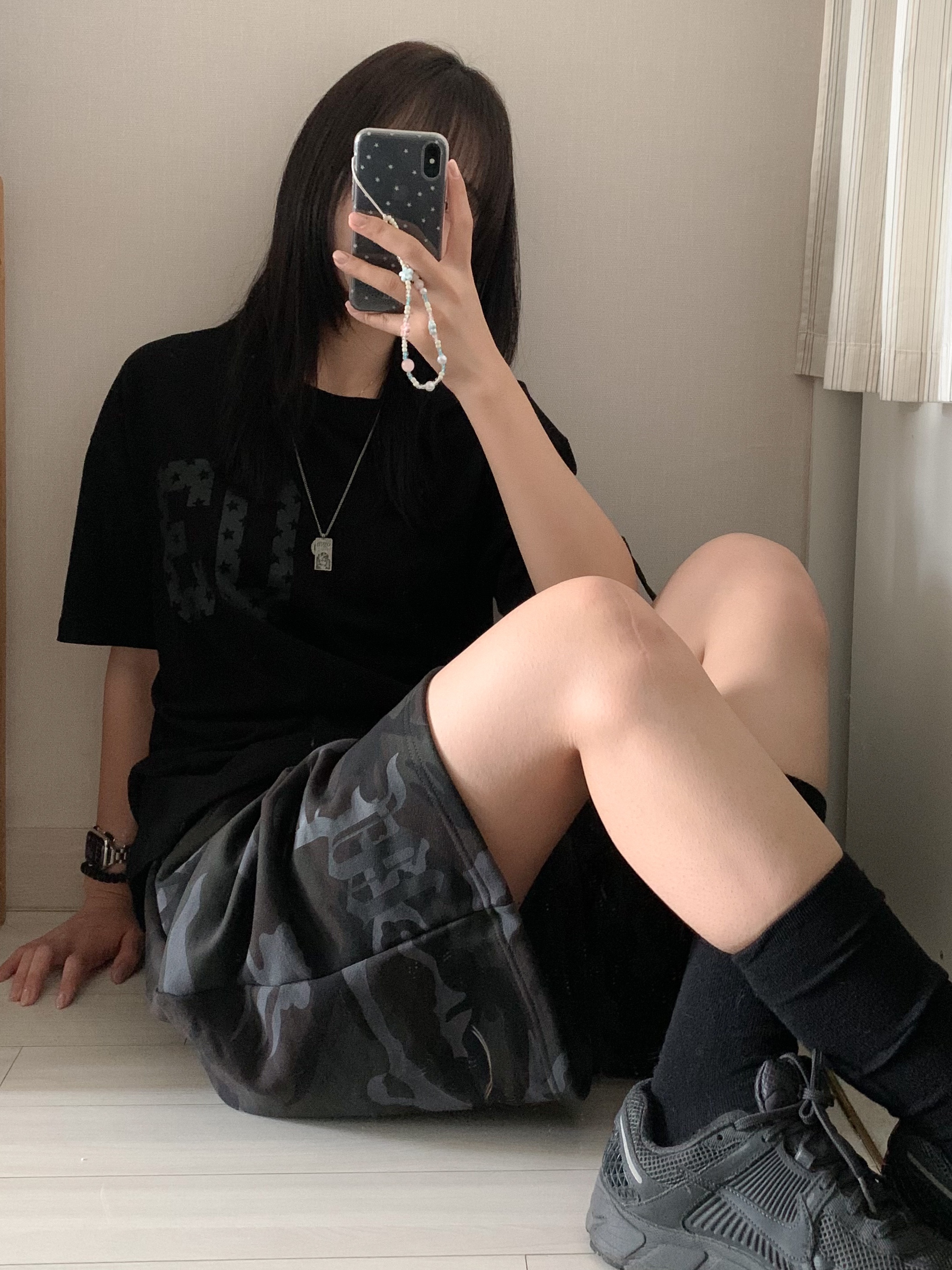 AMOU Camo One Tuck Bermuda Pants Charcoal, AMOU Camo One Tuck Bermuda Pants Beige 착용 스타일 - 1