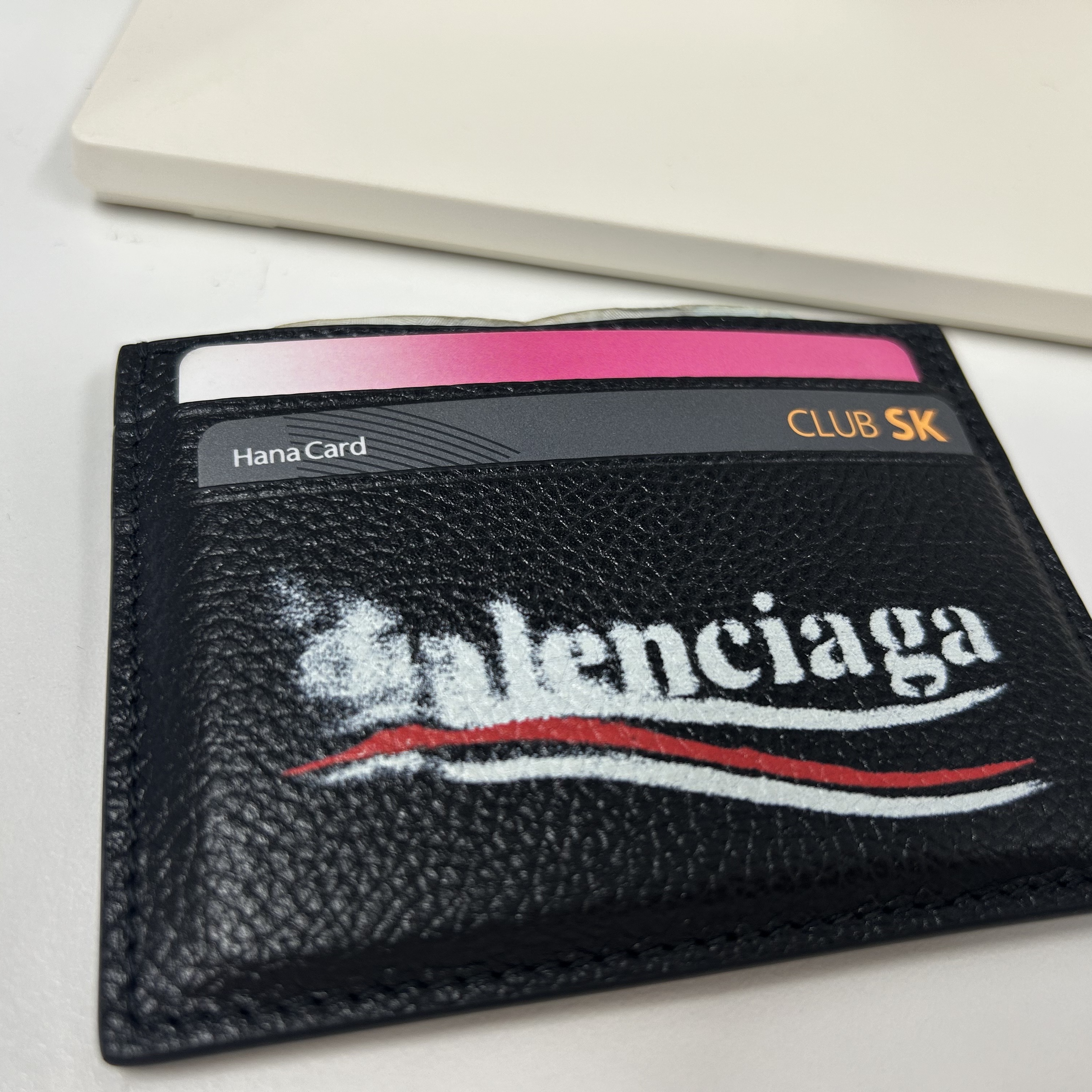 Balenciaga Cash Card Holder Black 착용 스타일