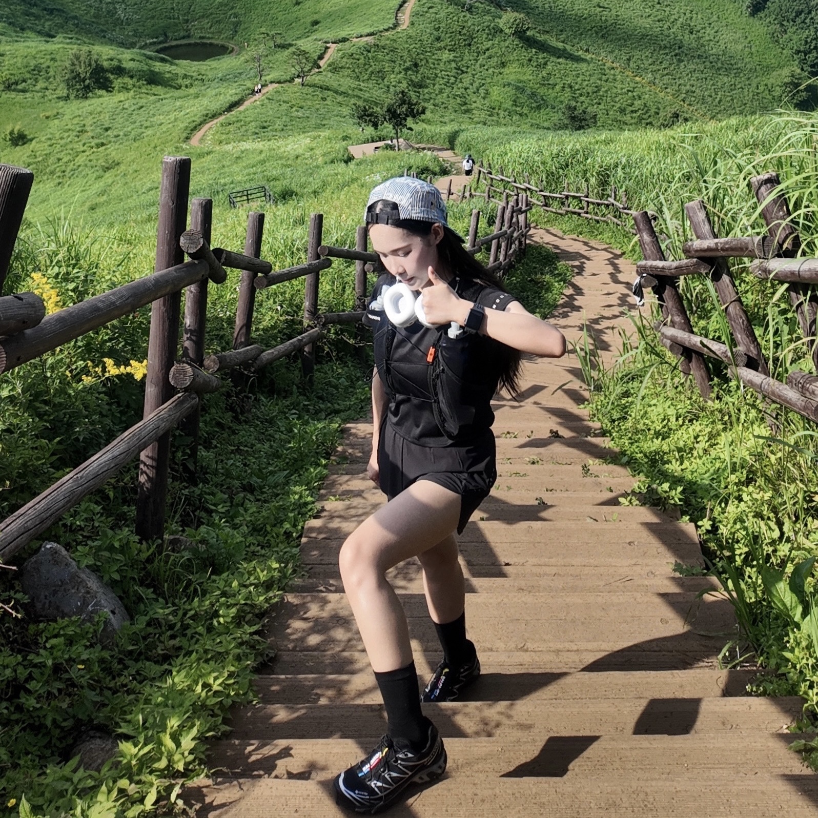 Salomon Active Skin 8 Set Black Metal, The North Face White Label Sheldon Jacket Black 착용 스타일 - 4