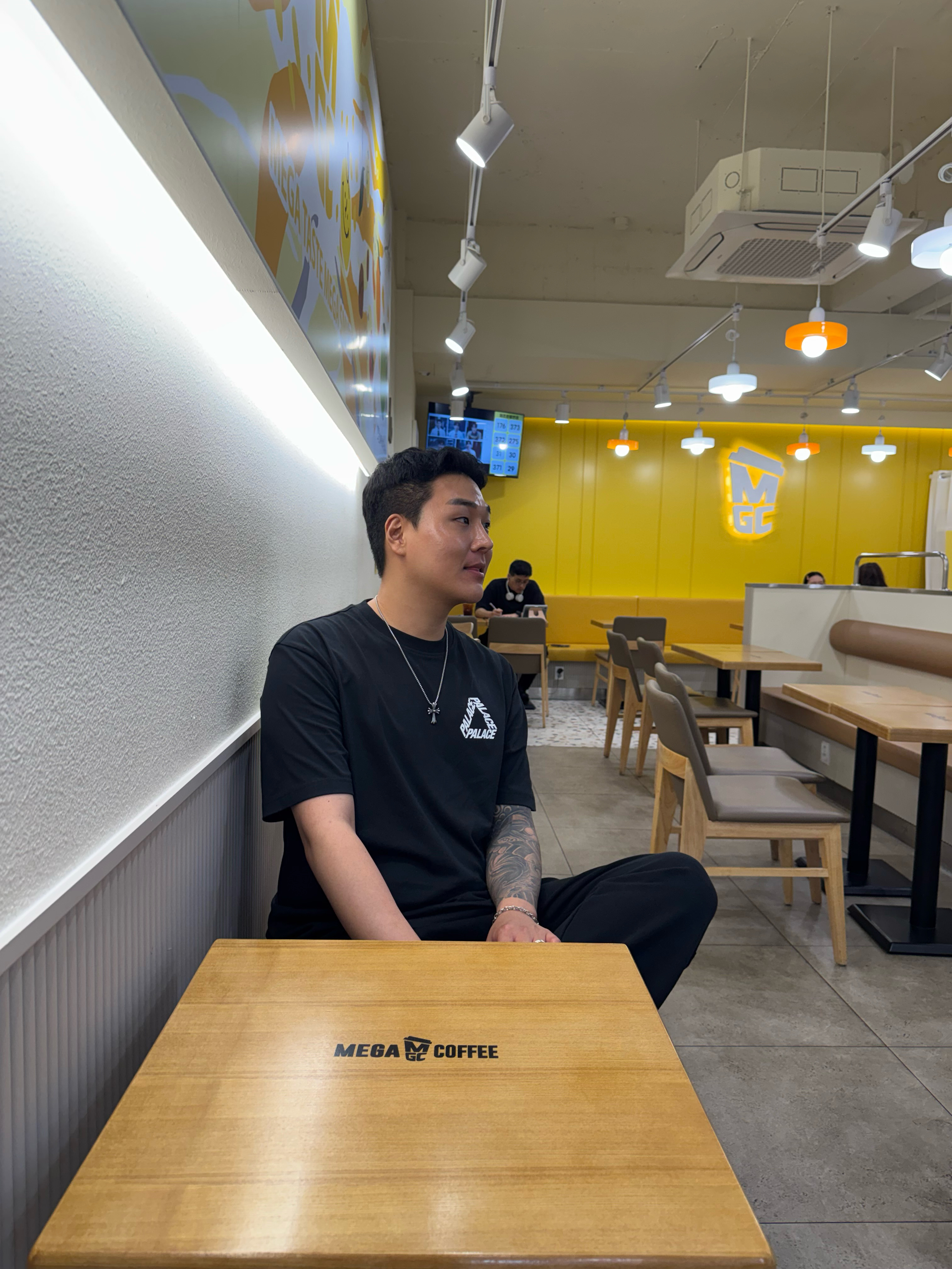 Palace Baked P-3 T-Shirt Black - 24SS, Palace x Nike Shop T-Shirt Fukuoka White - 26SS 착용 스타일 - 3