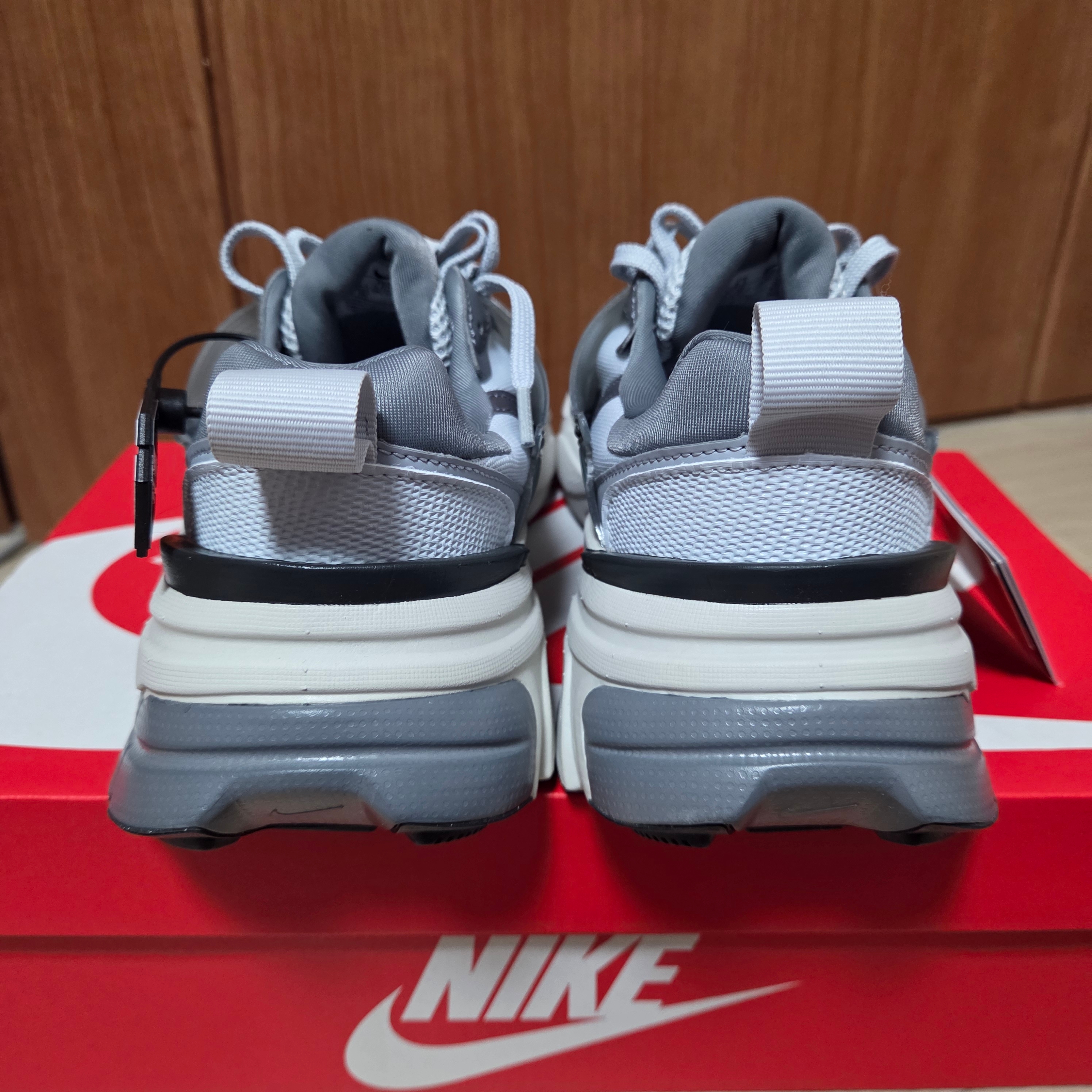 Nike V2K Run Pure Platinum Wolf Grey 착용 스타일 - 3
