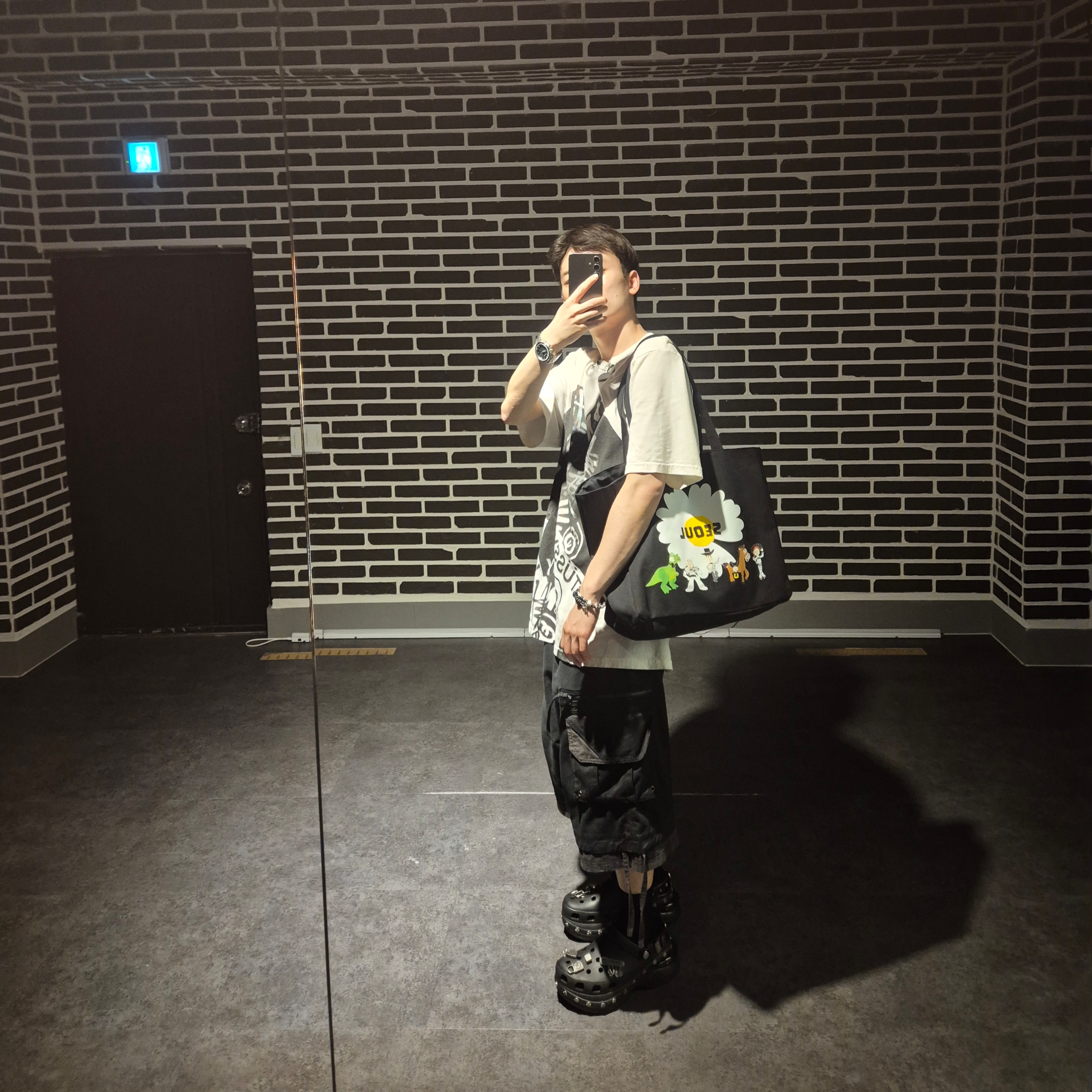 (W) Crocs x Andersson Bell Bae Clog Black, ETCE Layered Cargo Bermuda Shorts Black 착용 스타일 - 2