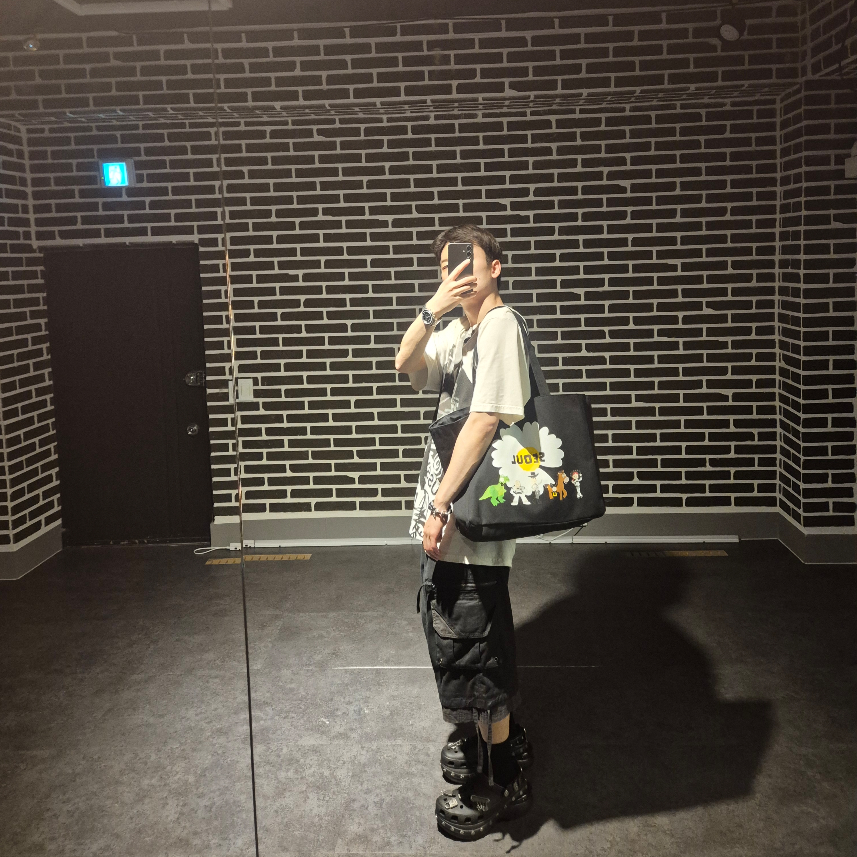 (W) Crocs x Andersson Bell Bae Clog Black, ETCE Layered Cargo Bermuda Shorts Black 착용 스타일 - 3