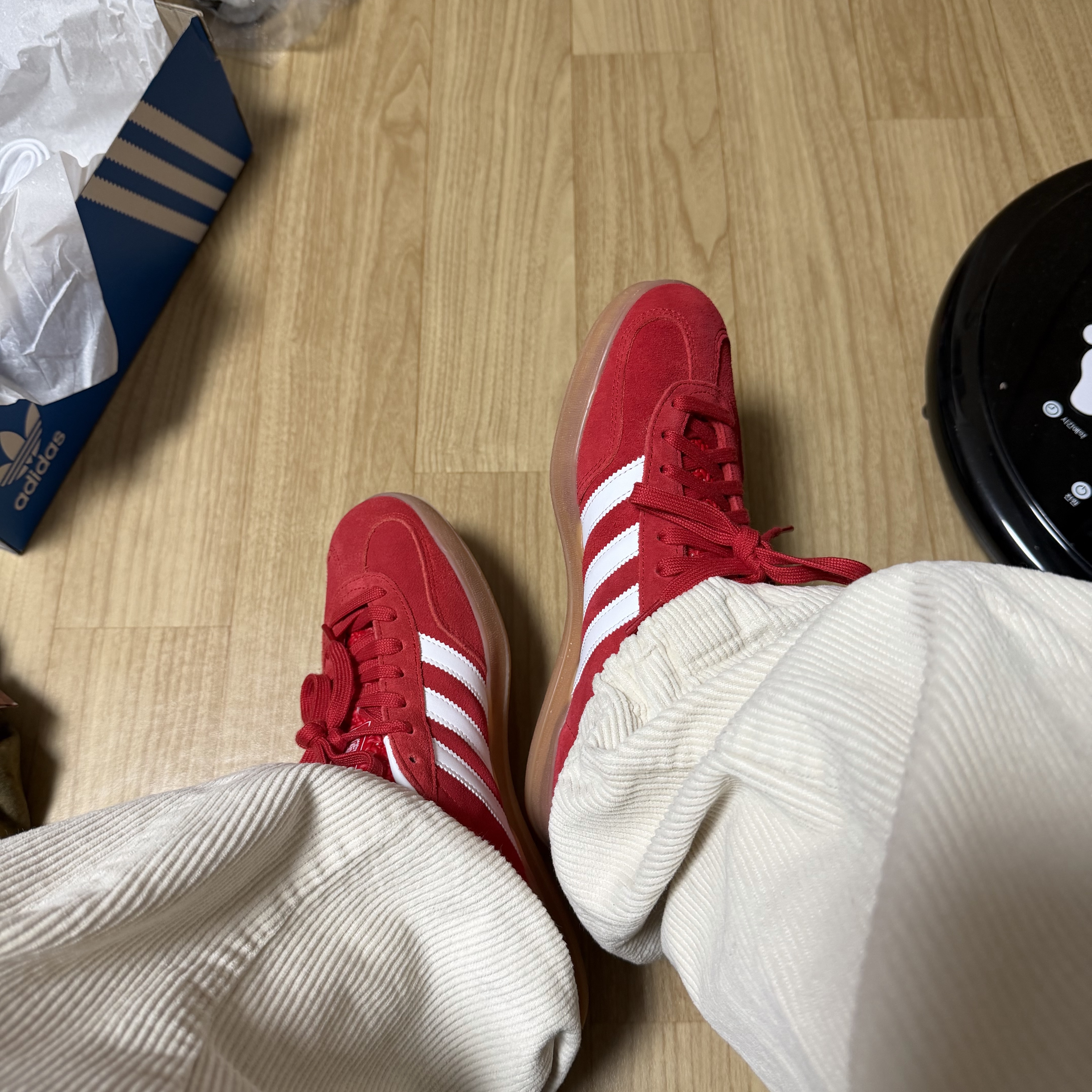 Adidas Gazelle Indoor Better Scarlet Cloud White 착용 스타일