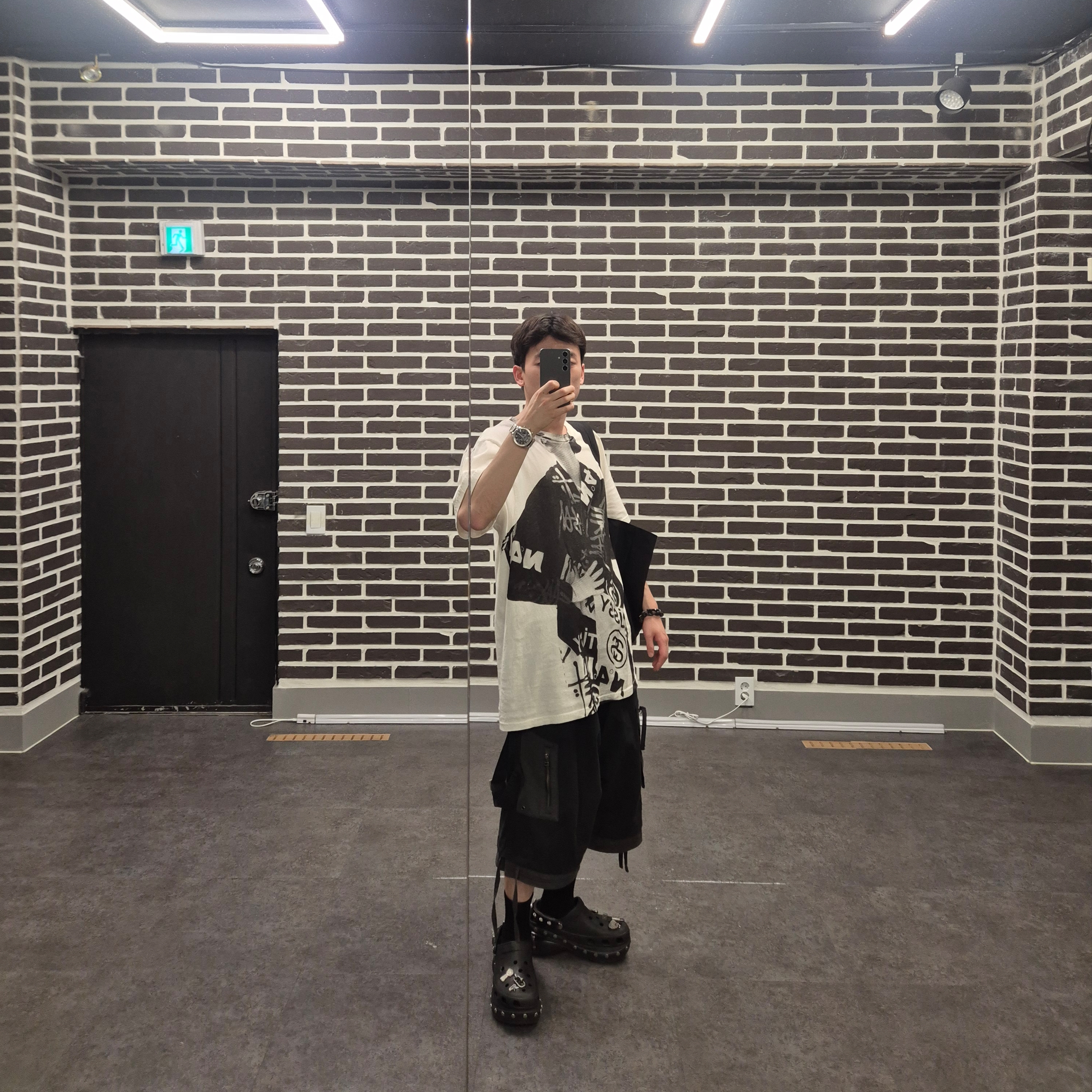 (W) Crocs x Andersson Bell Bae Clog Black, ETCE Layered Cargo Bermuda Shorts Black 착용 스타일 - 7