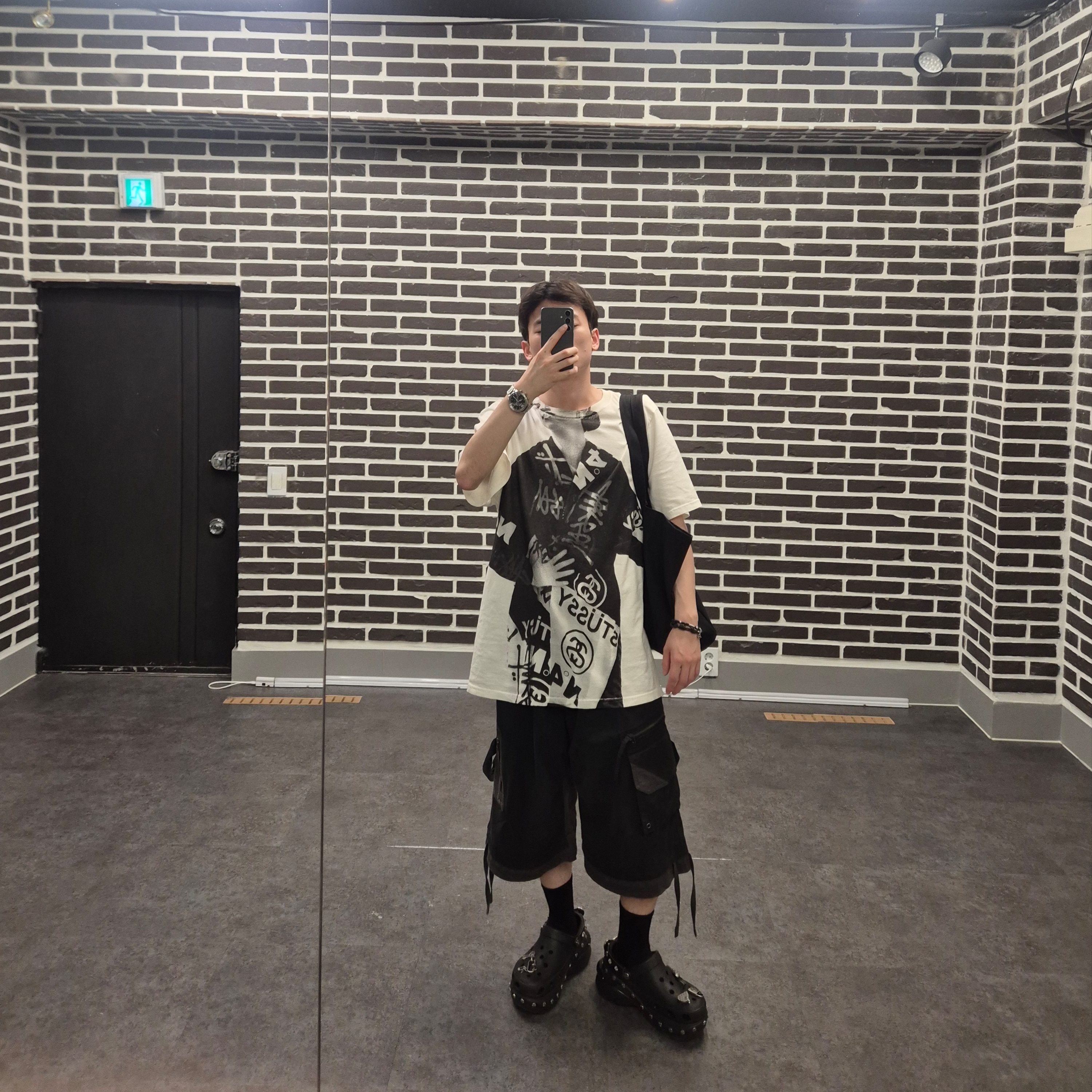 (W) Crocs x Andersson Bell Bae Clog Black, ETCE Layered Cargo Bermuda Shorts Black 착용 스타일 - 5