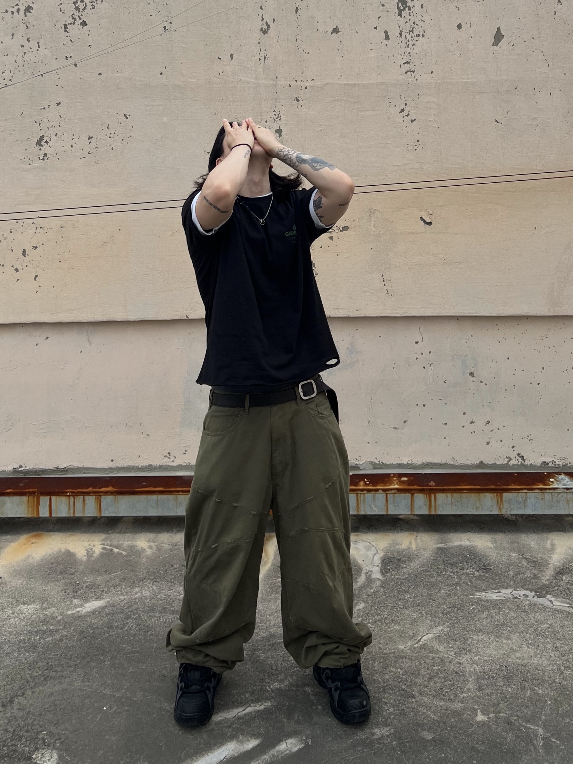 Undermycar Gashutein 6 Nailed Bat Graphic T-Shirt Posy Green - 24SS, Undermycar MU.128 Original Logo Cracked Leather Belt Silver / Black 착용 스타일 - 5