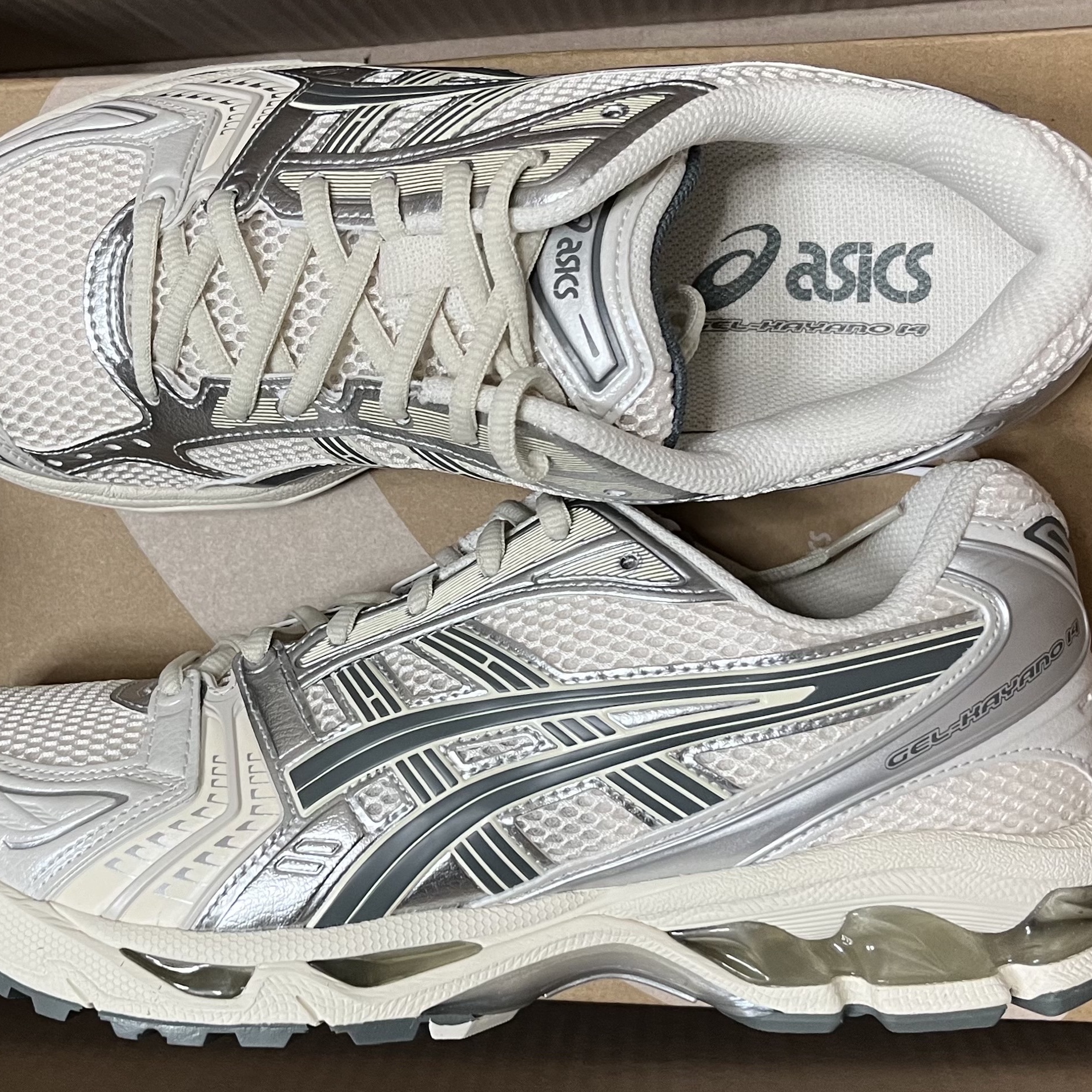 Asics Gel-Kayano 14 Birch Dark Pewter 착용 스타일