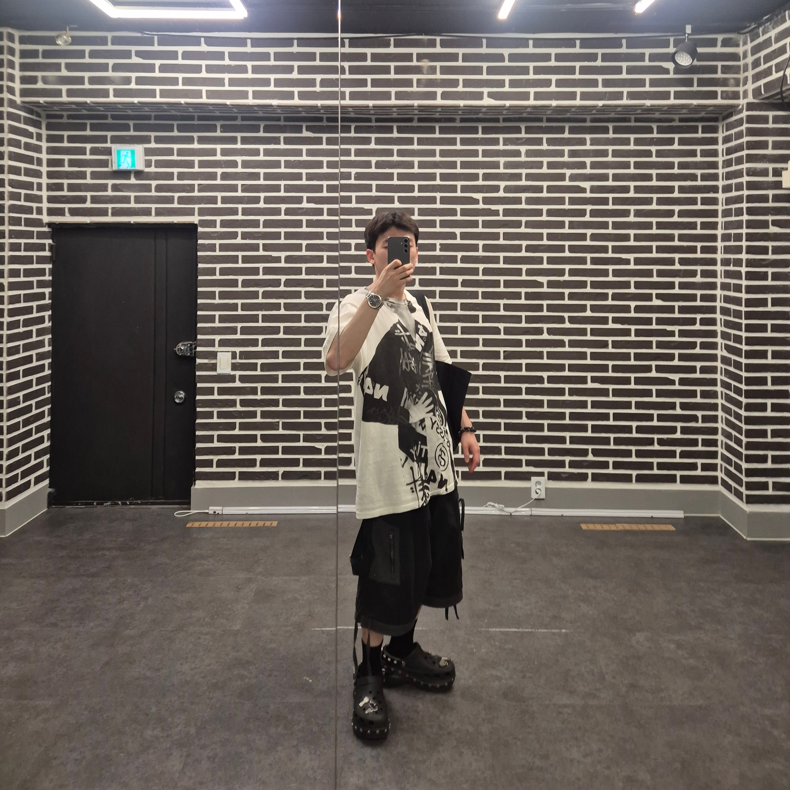 (W) Crocs x Andersson Bell Bae Clog Black, ETCE Layered Cargo Bermuda Shorts Black 착용 스타일 - 6