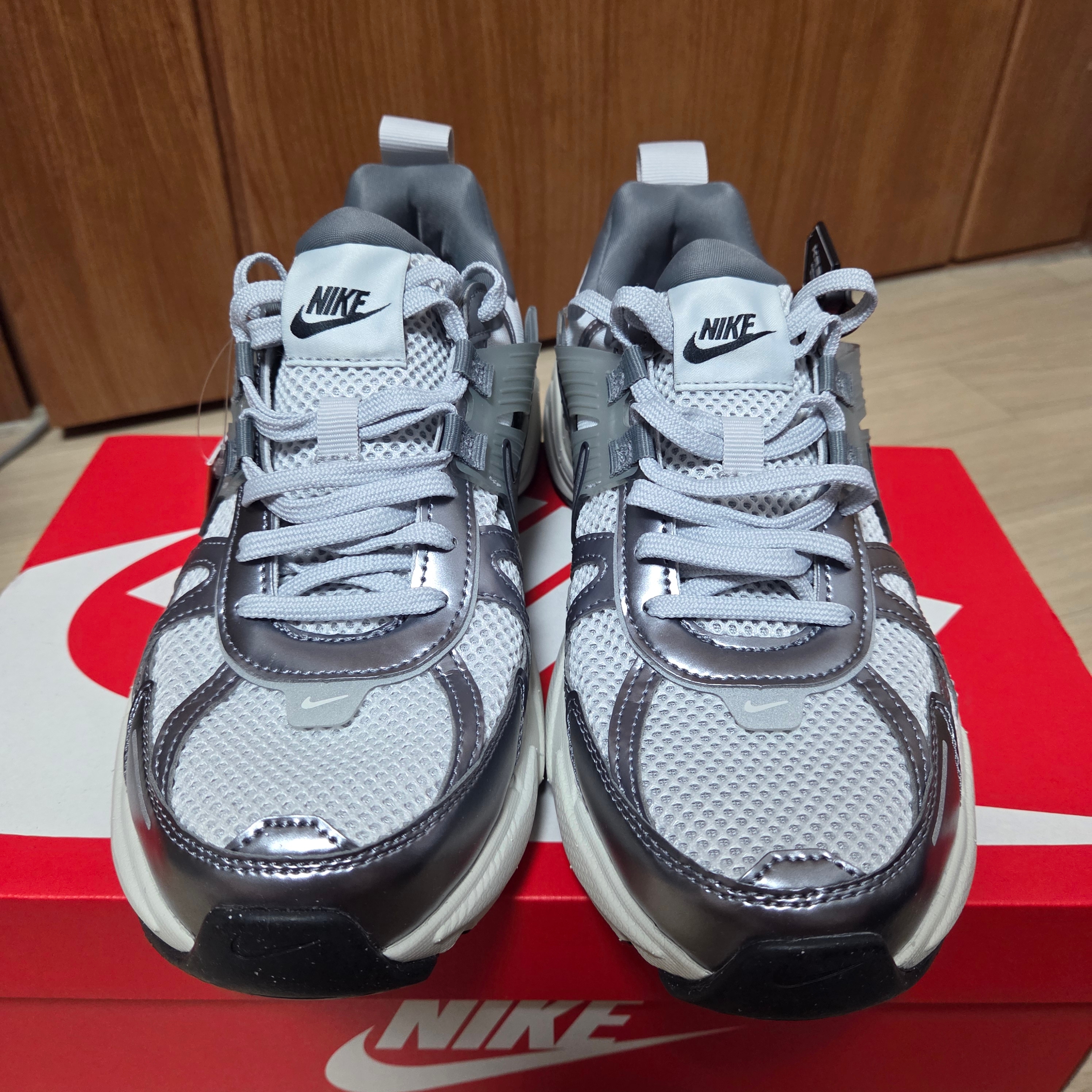 Nike V2K Run Pure Platinum Wolf Grey 착용 스타일 - 2