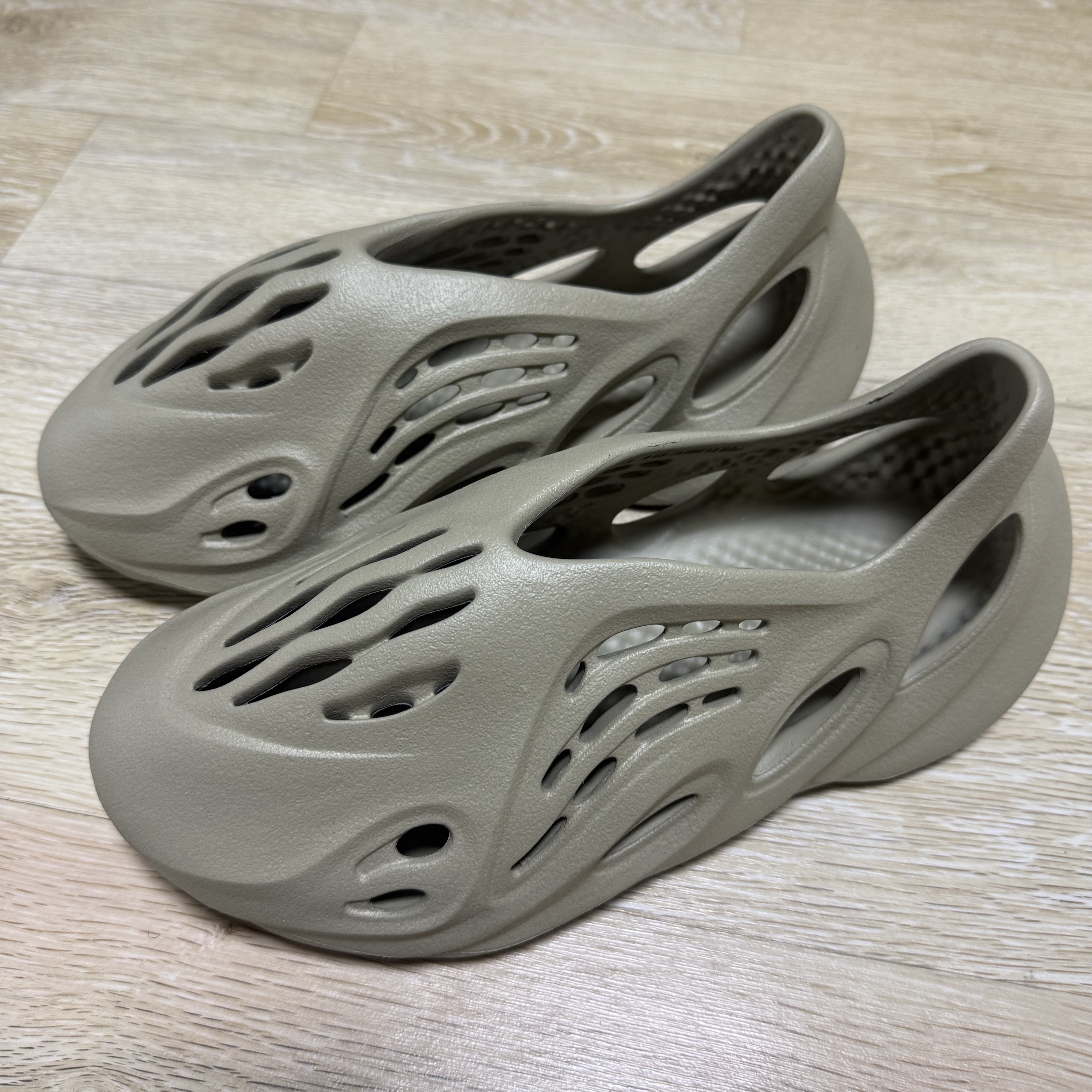 Adidas Yeezy Foam RNNR Stone Salt 착용 스타일