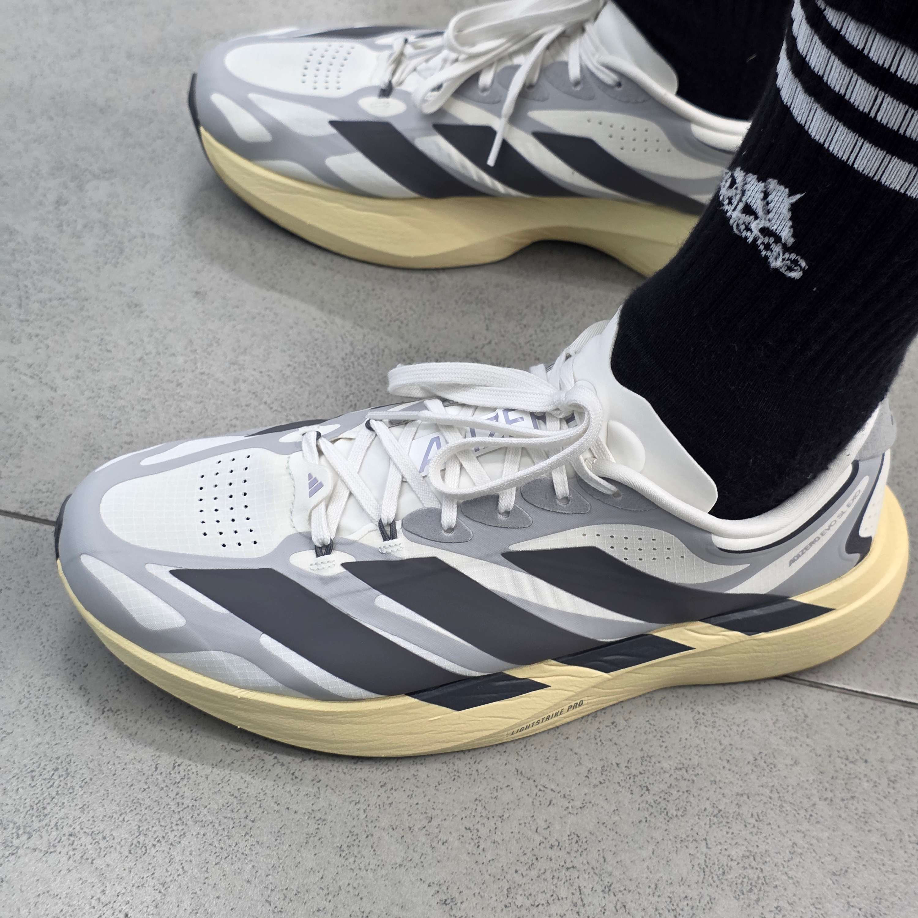 Adidas Adizero EVO SL EXO Core White Utility Black 착용 스타일 - 1