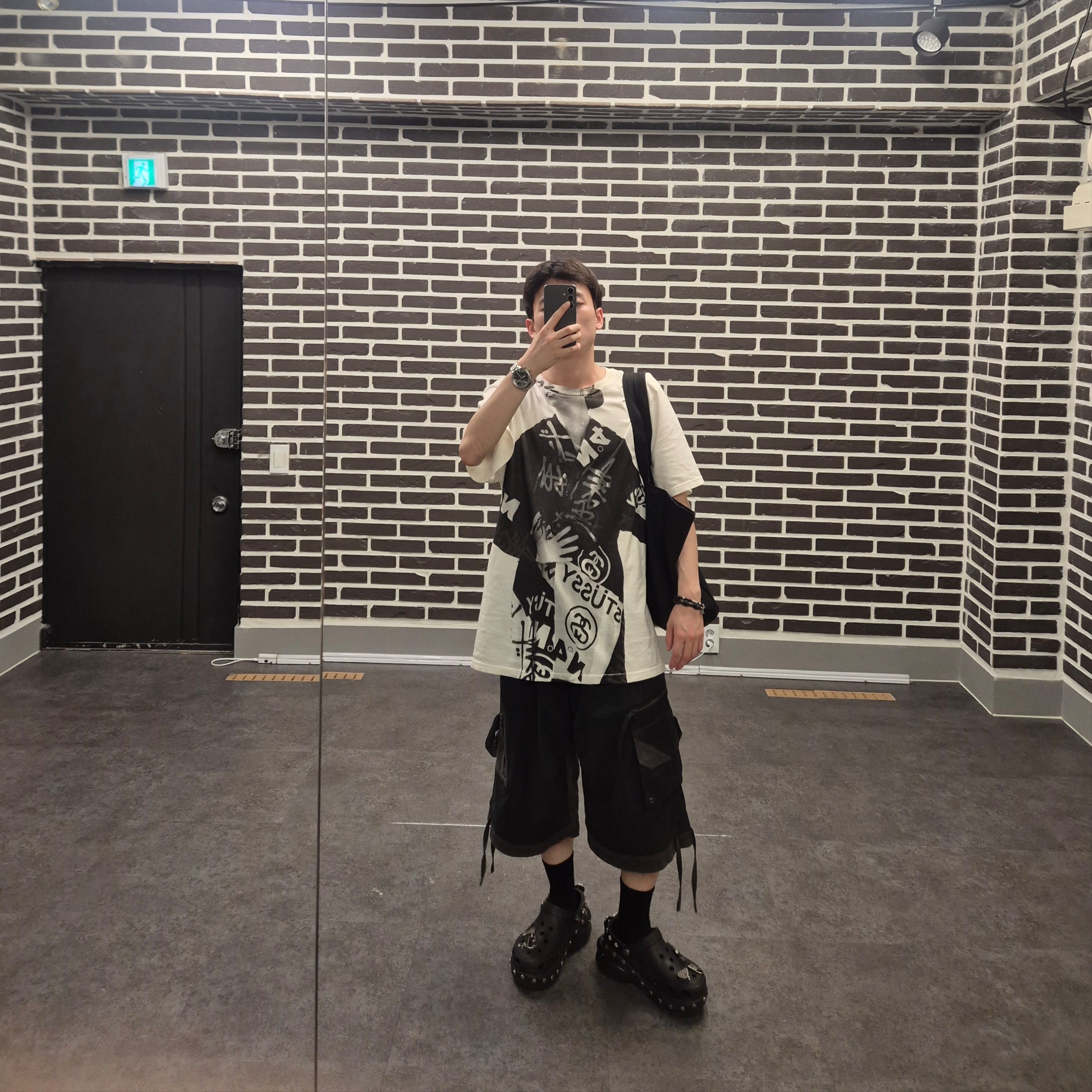 (W) Crocs x Andersson Bell Bae Clog Black, ETCE Layered Cargo Bermuda Shorts Black 착용 스타일 - 4