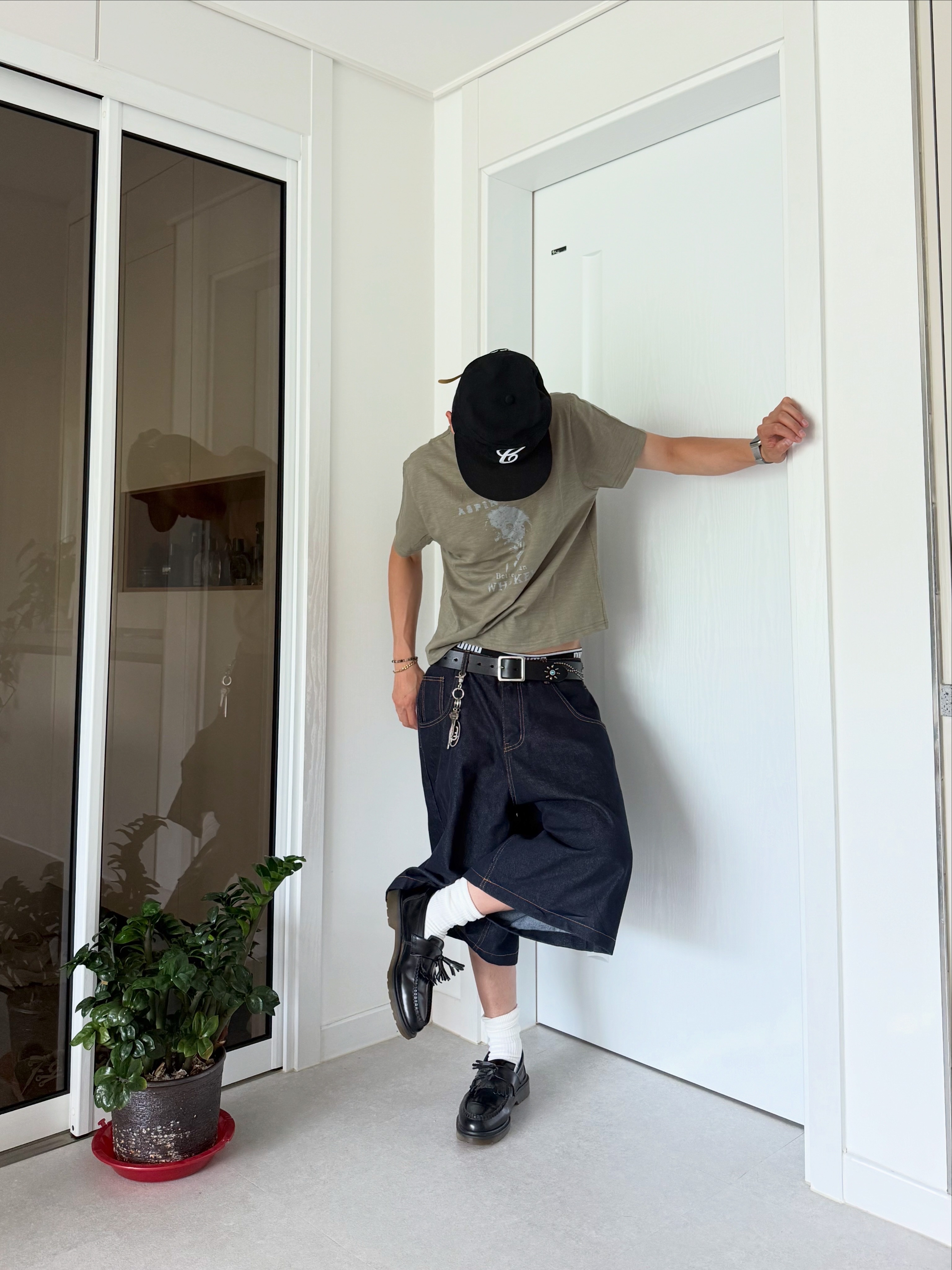 Stussy Basic Strapback Cap Black, Dr. Martens Adrian Arcadia Leather Loafers Cherry Red 착용 스타일 - 3