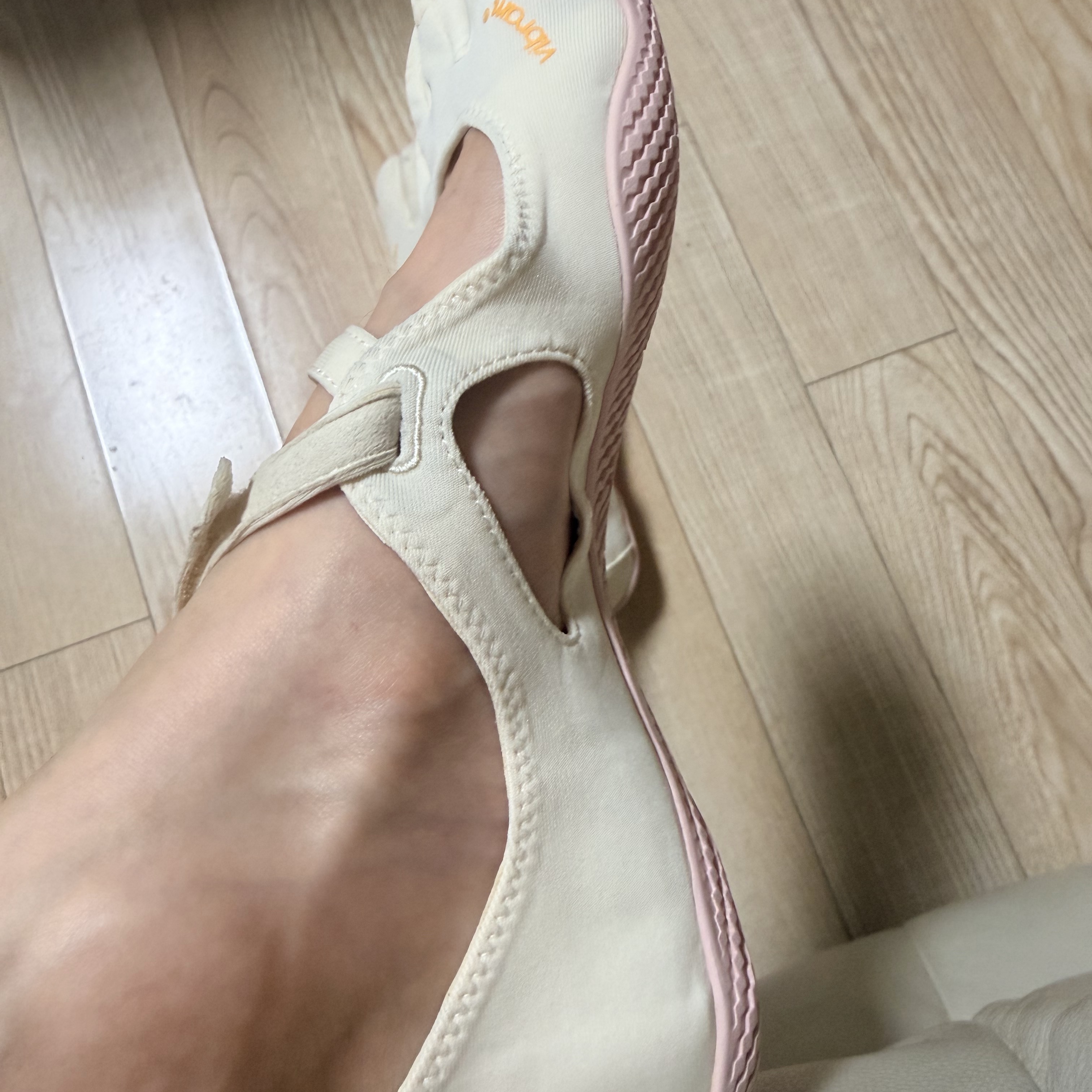 (W) Vibram Fivefingers V-Soul Ivory Dusty Pink 착용 스타일 - 2