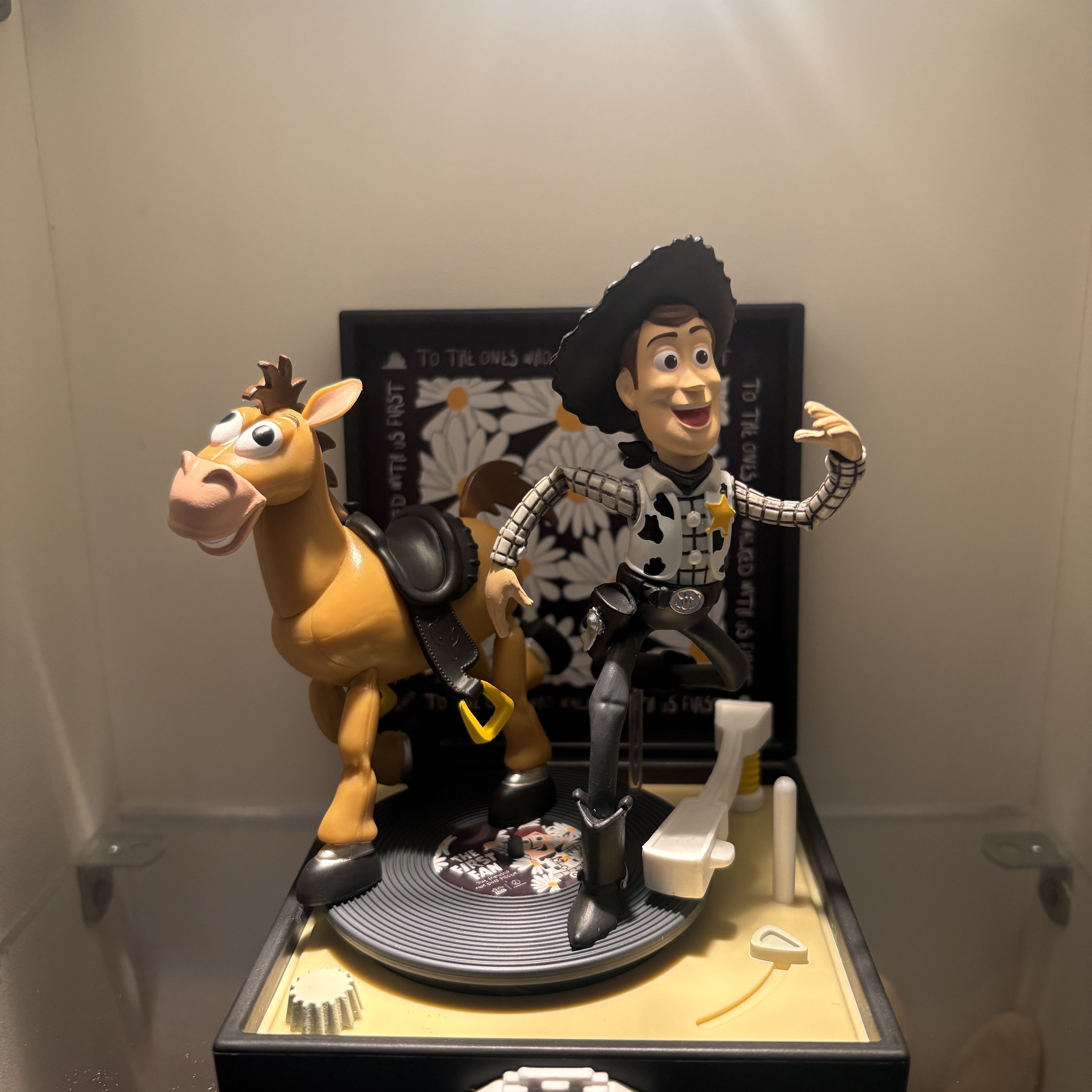 Peaceminusone x Toy Story The First Fan Diorama Figure Record Player 착용 스타일