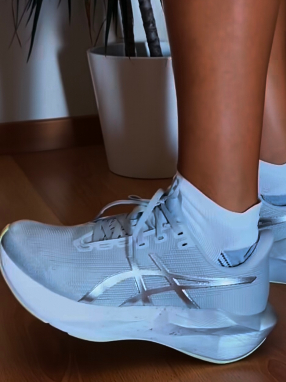 (W) Asics Novablast 6 Platinum Glow Green 착용 스타일