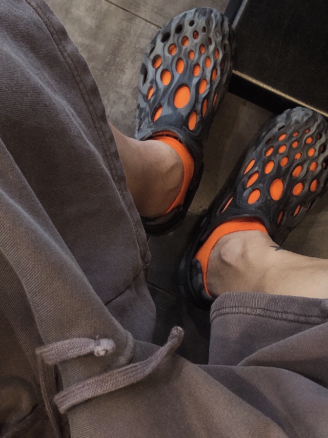 Undermycar MU.127 Classic Logo Brush Washed Sweat Shorts Mocha, Merrell Hydro Moc Black 착용 스타일