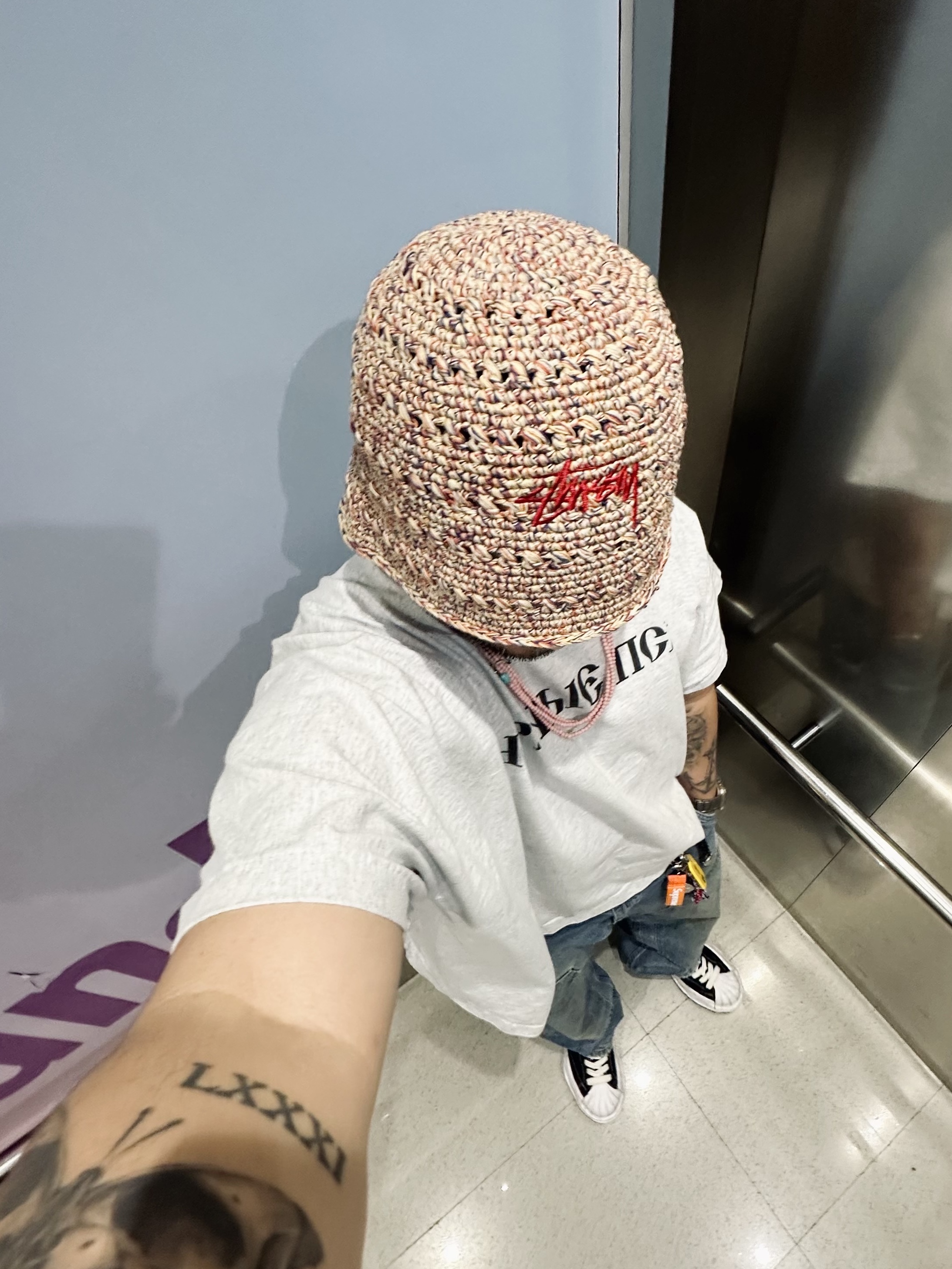 Stussy Hemp Stock Knit Bucket Hat Multi Tan, Yeezy x Gosha Rubchinskiy YZY Black Dogs T-Shirt Heather Grey 착용 스타일 - 1