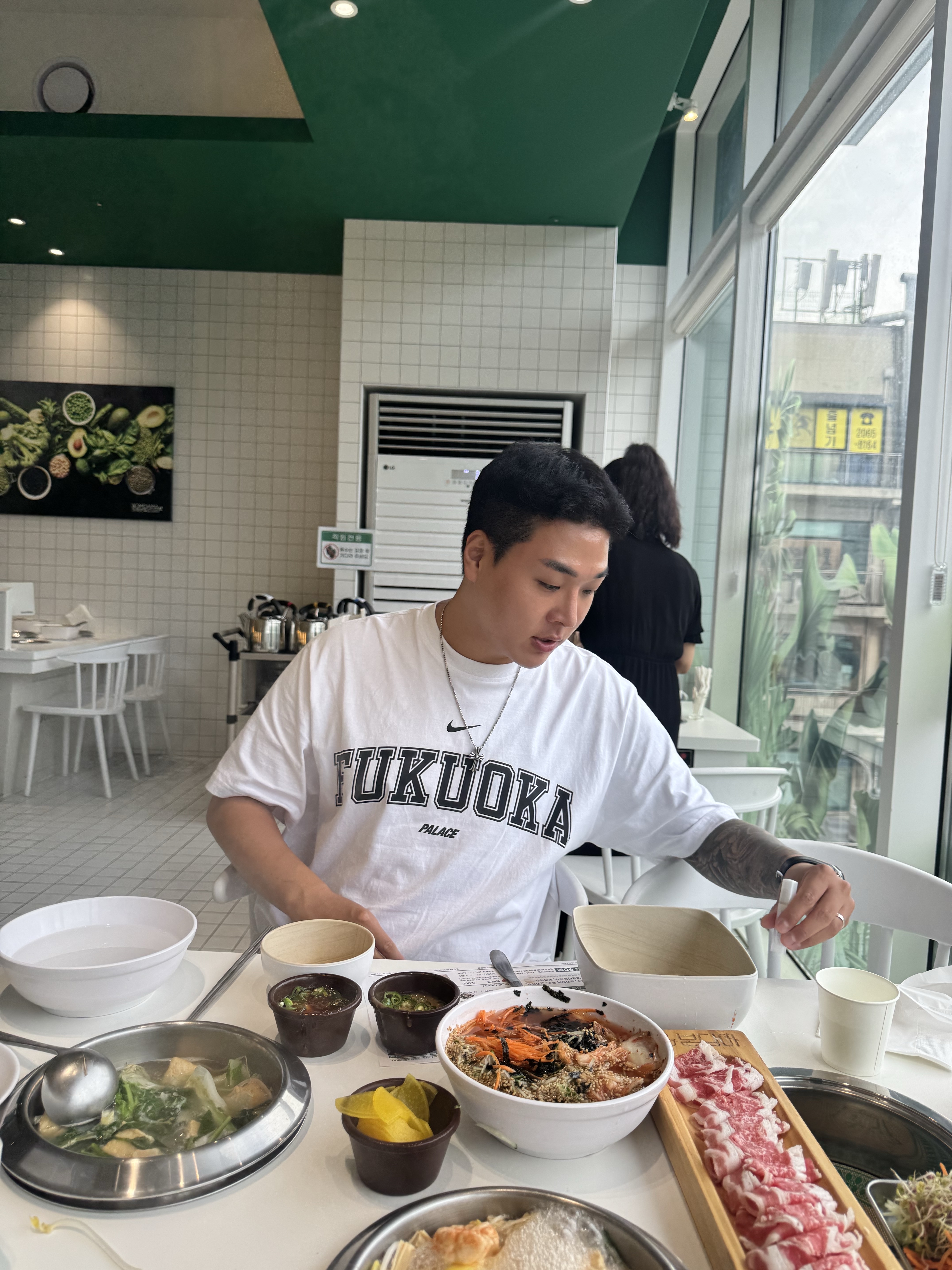 Palace Baked P-3 T-Shirt Black - 24SS, Palace x Nike Shop T-Shirt Fukuoka White - 26SS 착용 스타일 - 7