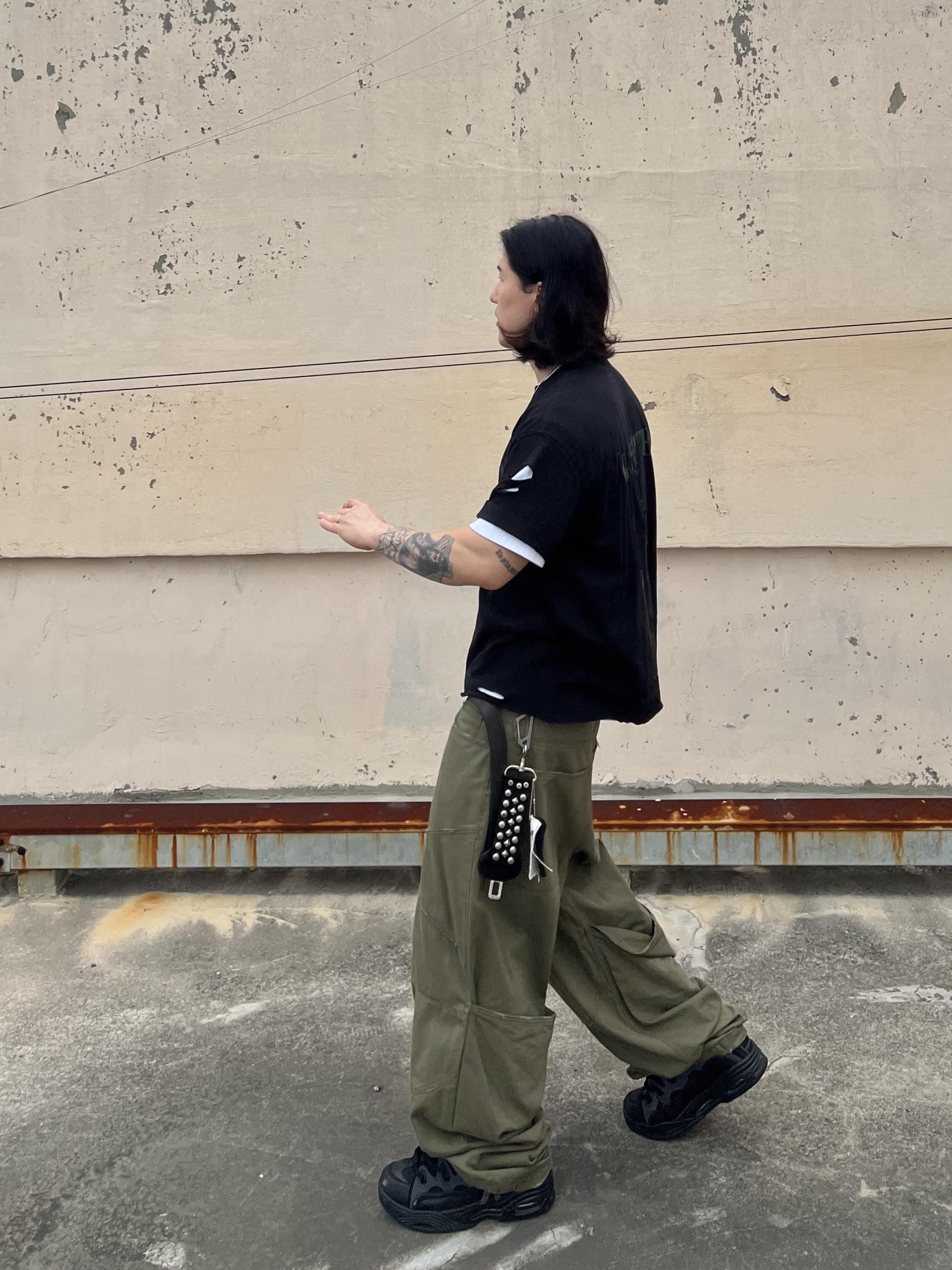 Undermycar Gashutein 6 Nailed Bat Graphic T-Shirt Posy Green - 24SS, Undermycar MU.128 Original Logo Cracked Leather Belt Silver / Black 착용 스타일 - 4