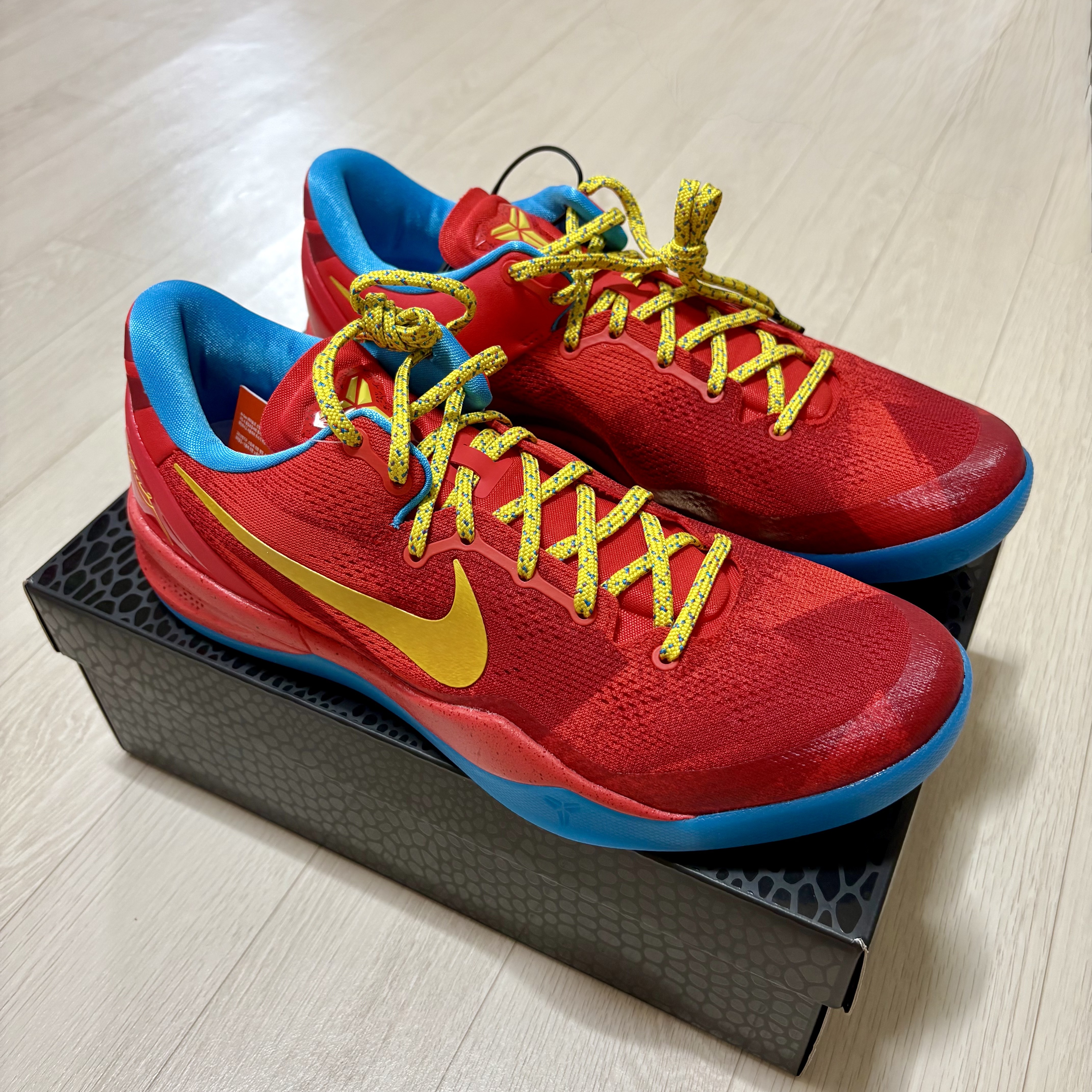 Nike Kobe 8 Protro Year of the Horse Light Crimson and Vivid Blue 착용 스타일