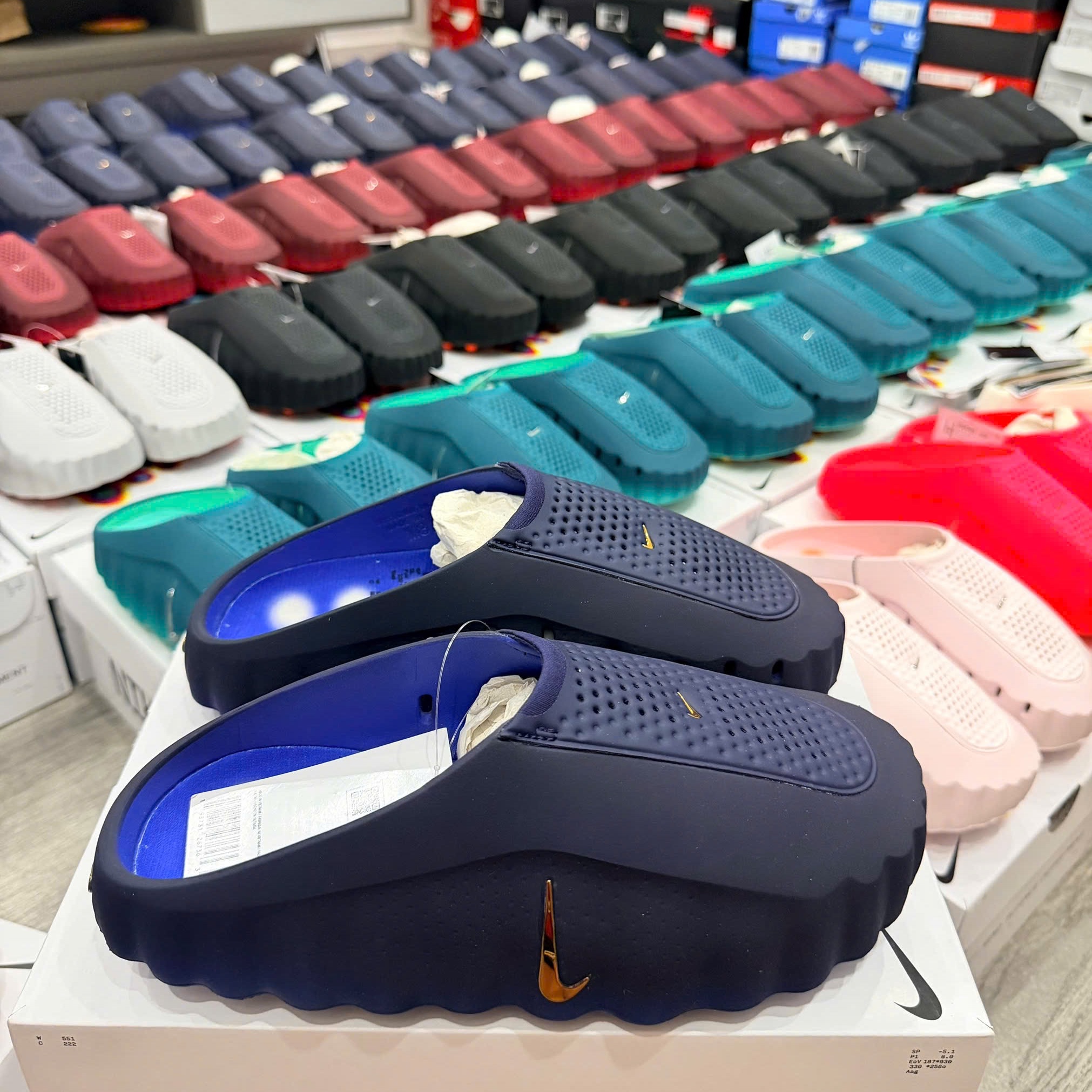 (W) Nike Mind 001 Sail Hyper Crimson, Nike Mind 001 Blackened Blue Metallic Copper 착용 스타일 - 2